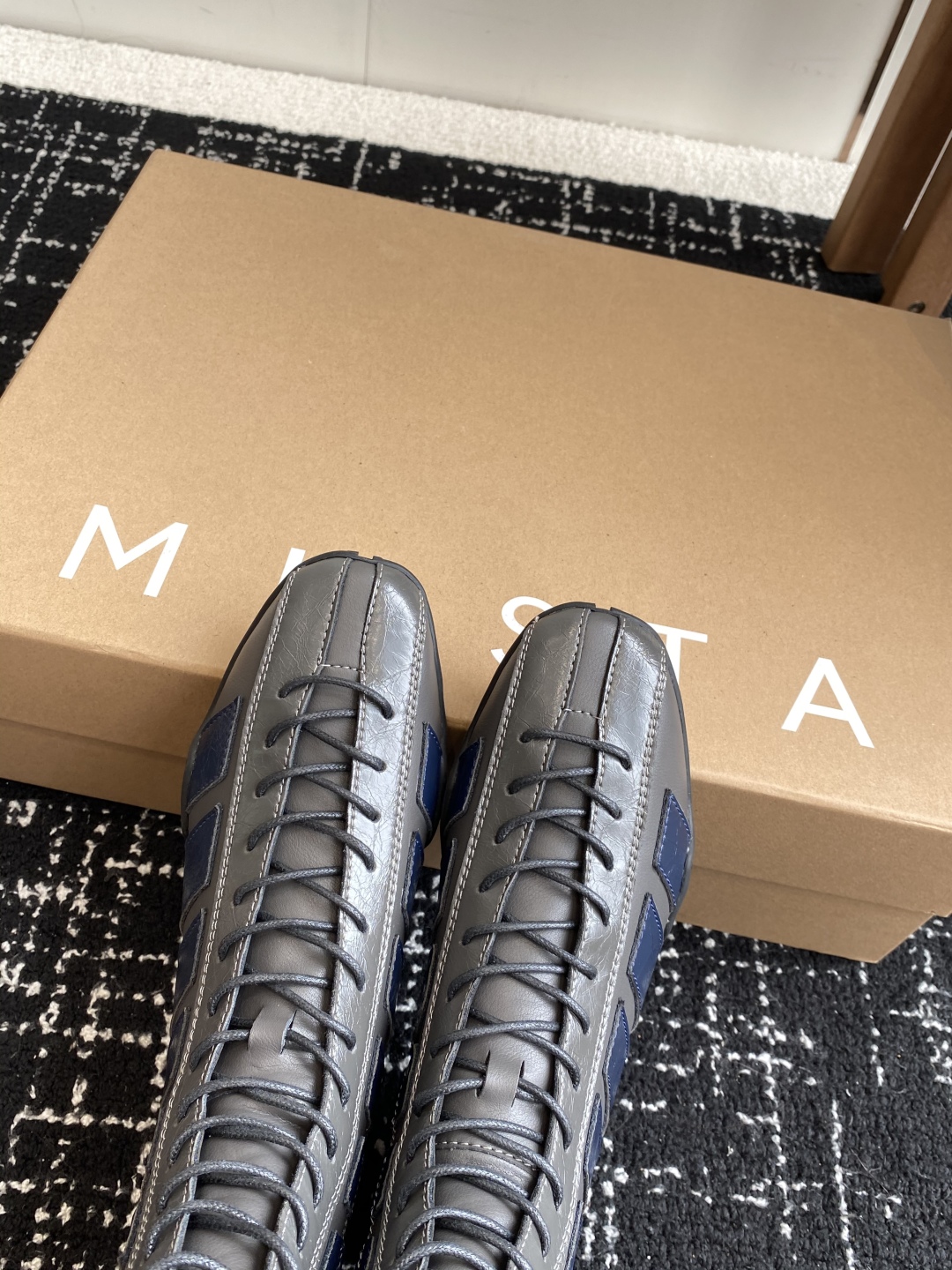 代购级
MIISTA 25ss 秋冬季 新款 拳击靴

谁懂啊 MIISTA靴子把棋盘格玩出花 绑带+拼