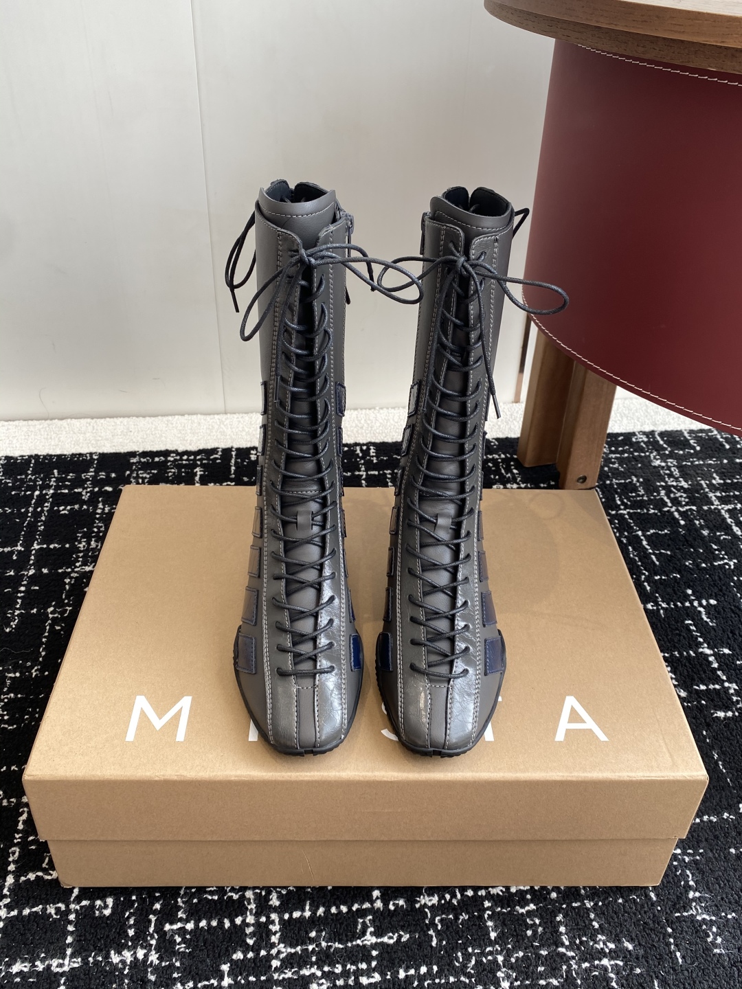 代购级
MIISTA 25ss 秋冬季 新款 拳击靴

谁懂啊 MIISTA靴子把棋盘格玩出花 绑带+拼