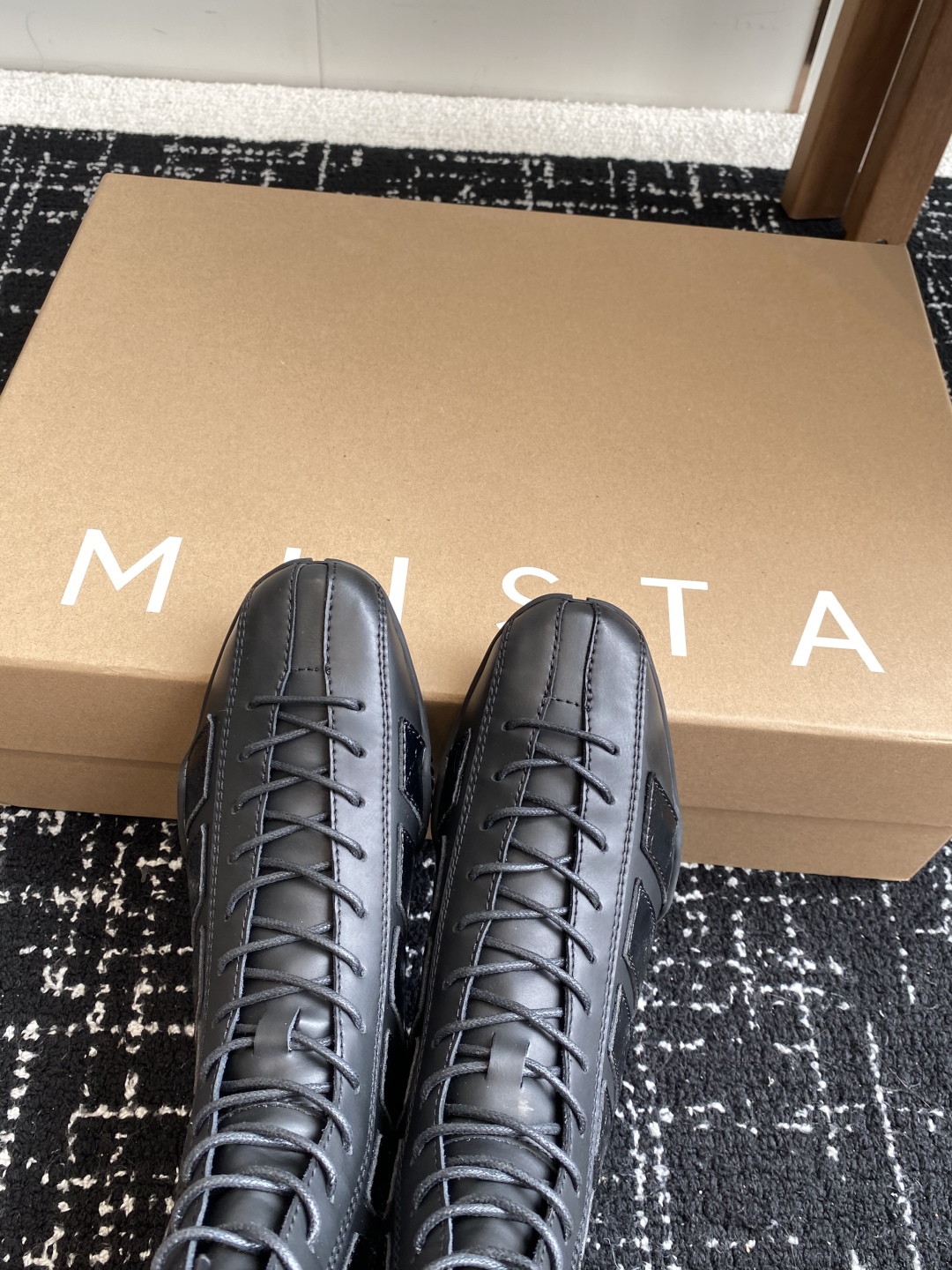 代购级
MIISTA 25ss 秋冬季 新款 拳击靴

谁懂啊 MIISTA靴子把棋盘格玩出花 绑带+拼