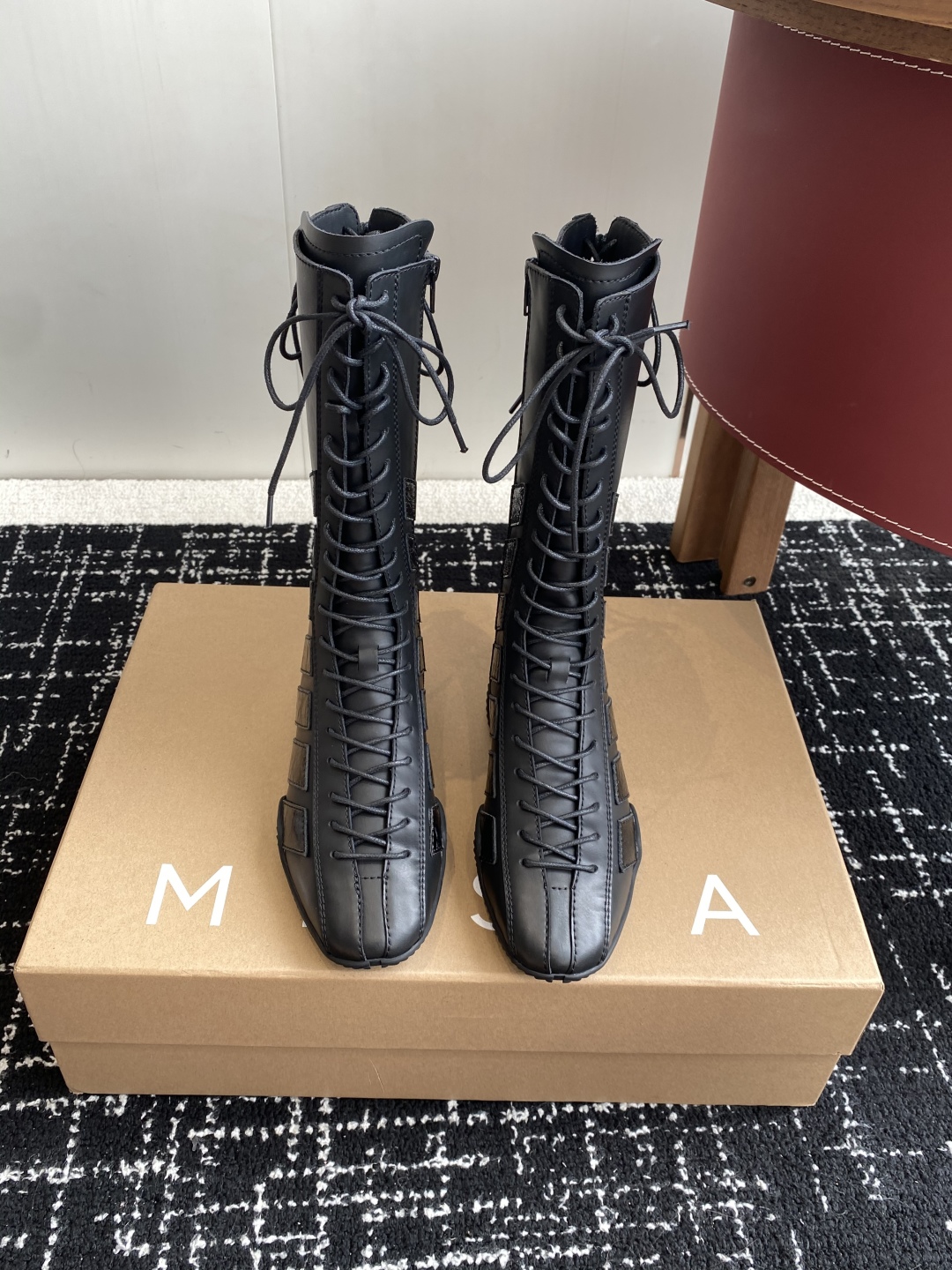 代购级
MIISTA 25ss 秋冬季 新款 拳击靴

谁懂啊 MIISTA靴子把棋盘格玩出花 绑带+拼