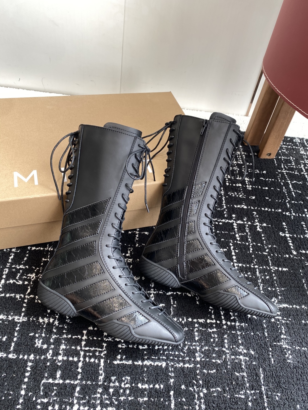 代购级
MIISTA 25ss 秋冬季 新款 拳击靴

谁懂啊 MIISTA靴子把棋盘格玩出花 绑带+拼
