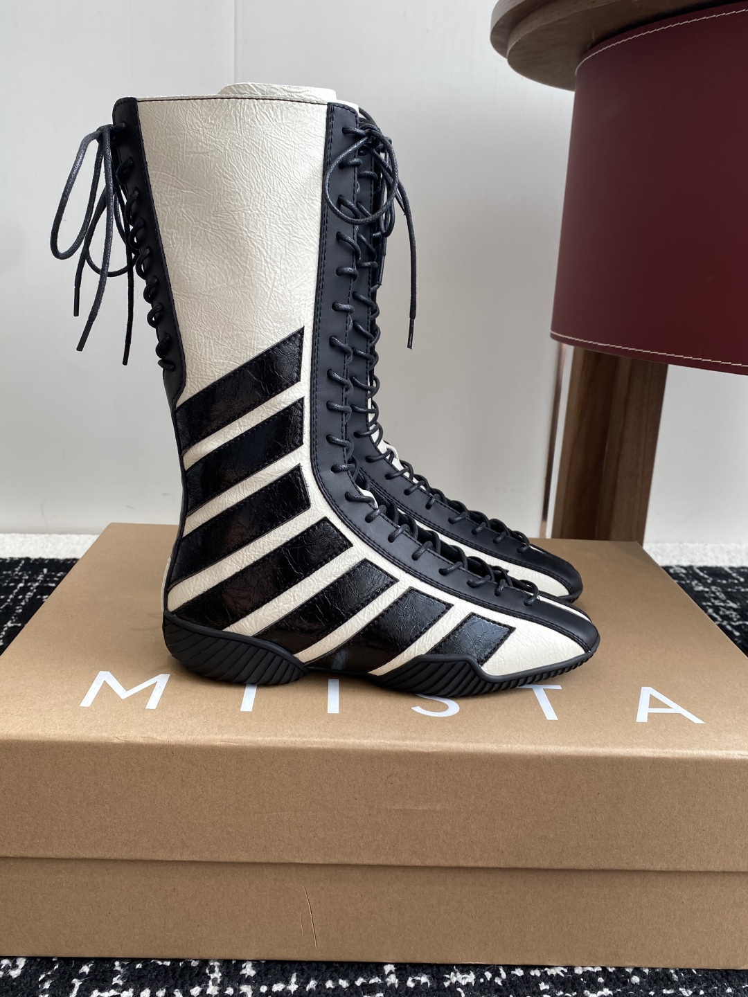 代购级
MIISTA 25ss 秋冬季 新款 拳击靴

谁懂啊 MIISTA靴子把棋盘格玩出花 绑带+拼