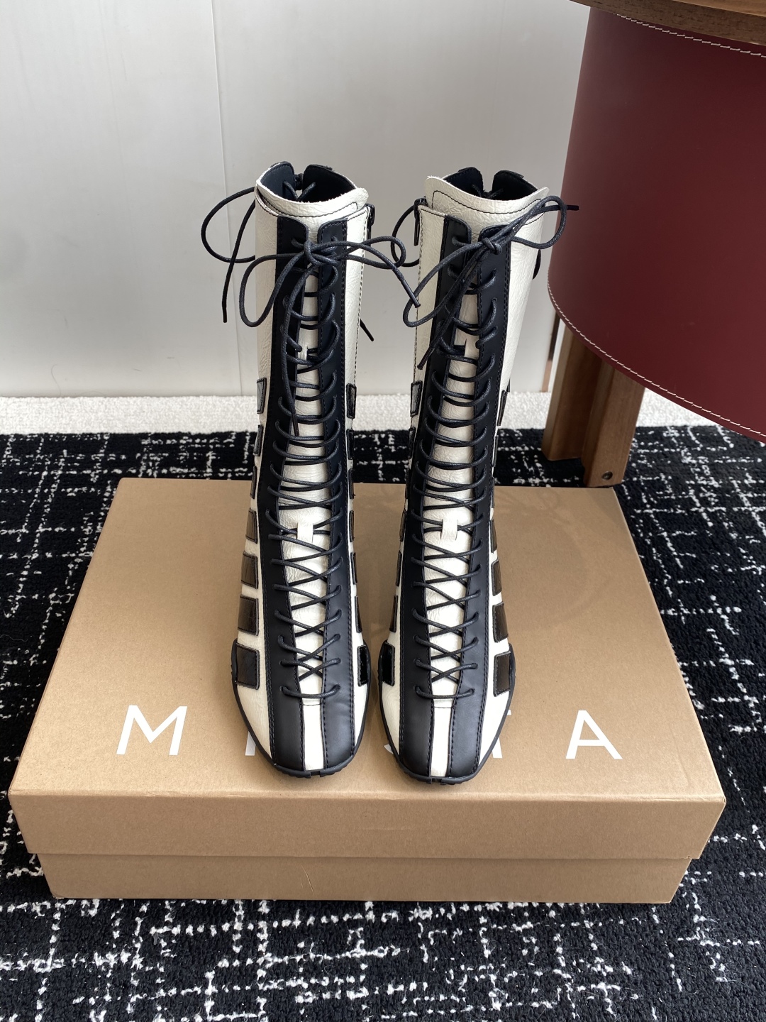 代购级
MIISTA 25ss 秋冬季 新款 拳击靴

谁懂啊 MIISTA靴子把棋盘格玩出花 绑带+拼