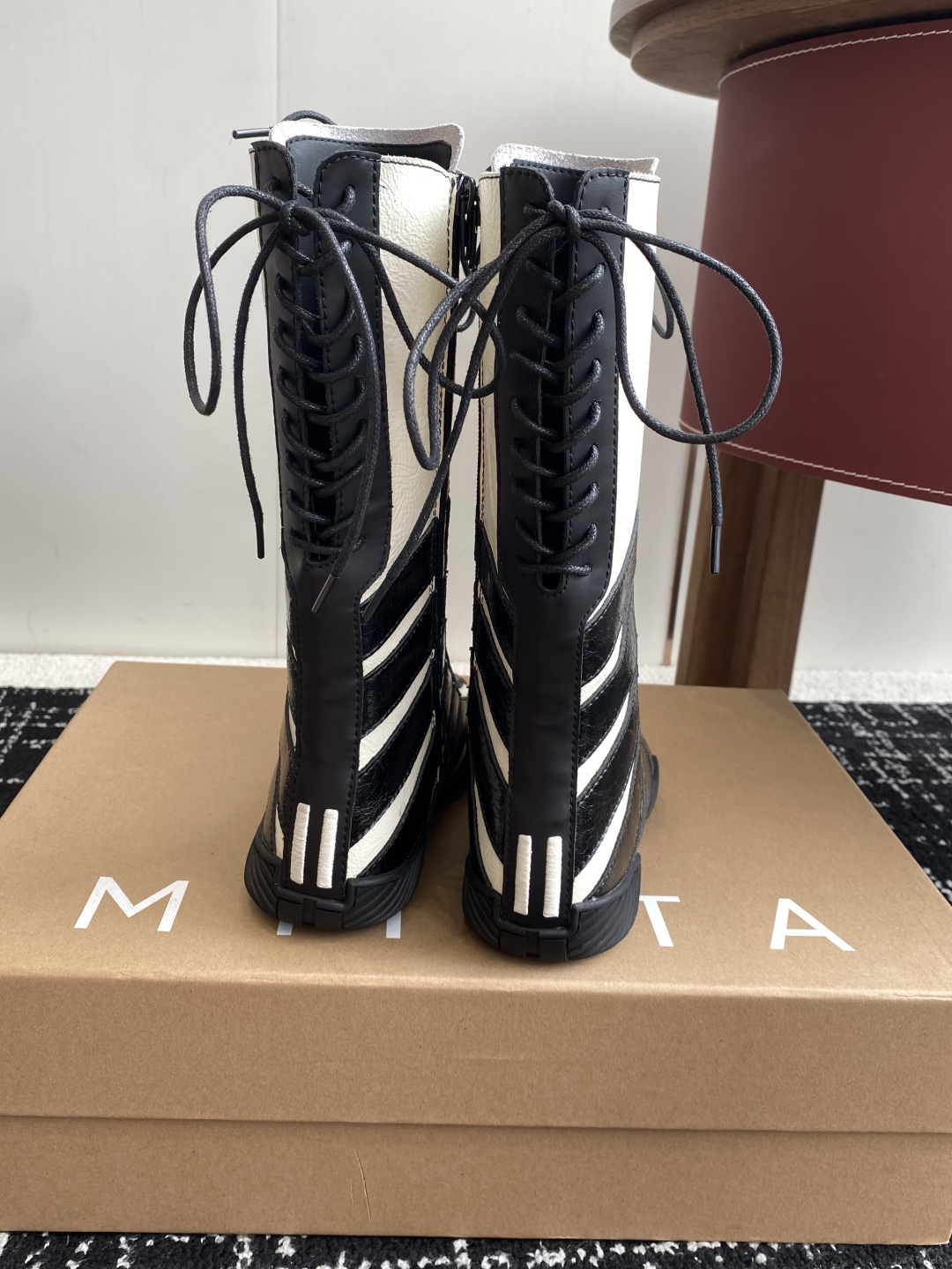 代购级
MIISTA 25ss 秋冬季 新款 拳击靴

谁懂啊 MIISTA靴子把棋盘格玩出花 绑带+拼
