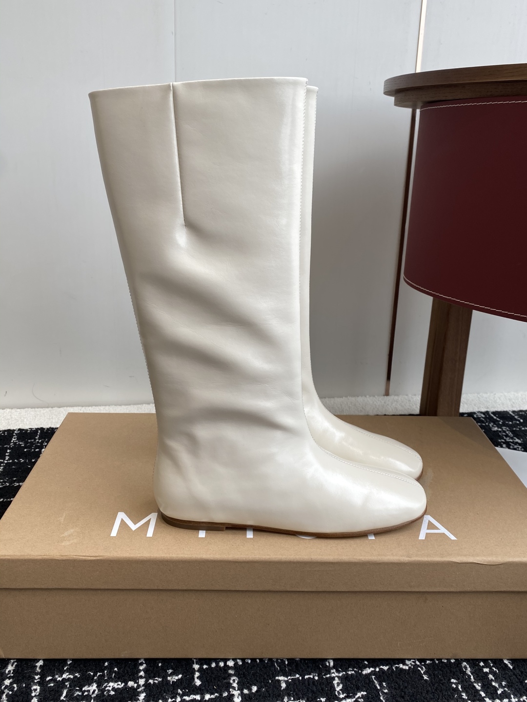 代购级
Miista 25ss 秋冬新款 意大利 品牌 做旧机车靴 

穿搭灵感双手奉上~ 小羊皮材质超