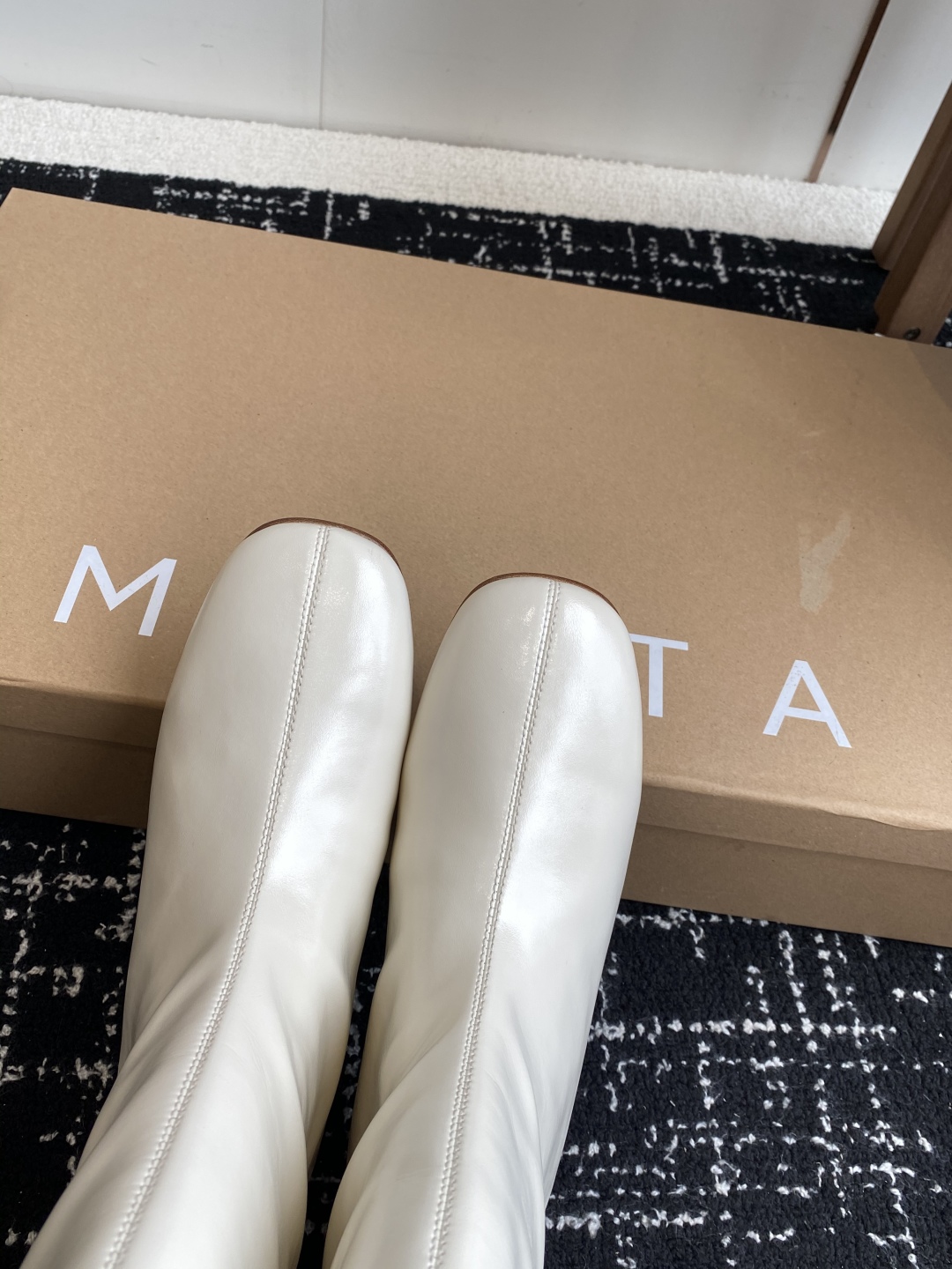 代购级
Miista 25ss 秋冬新款 意大利 品牌 做旧机车靴 

穿搭灵感双手奉上~ 小羊皮材质超