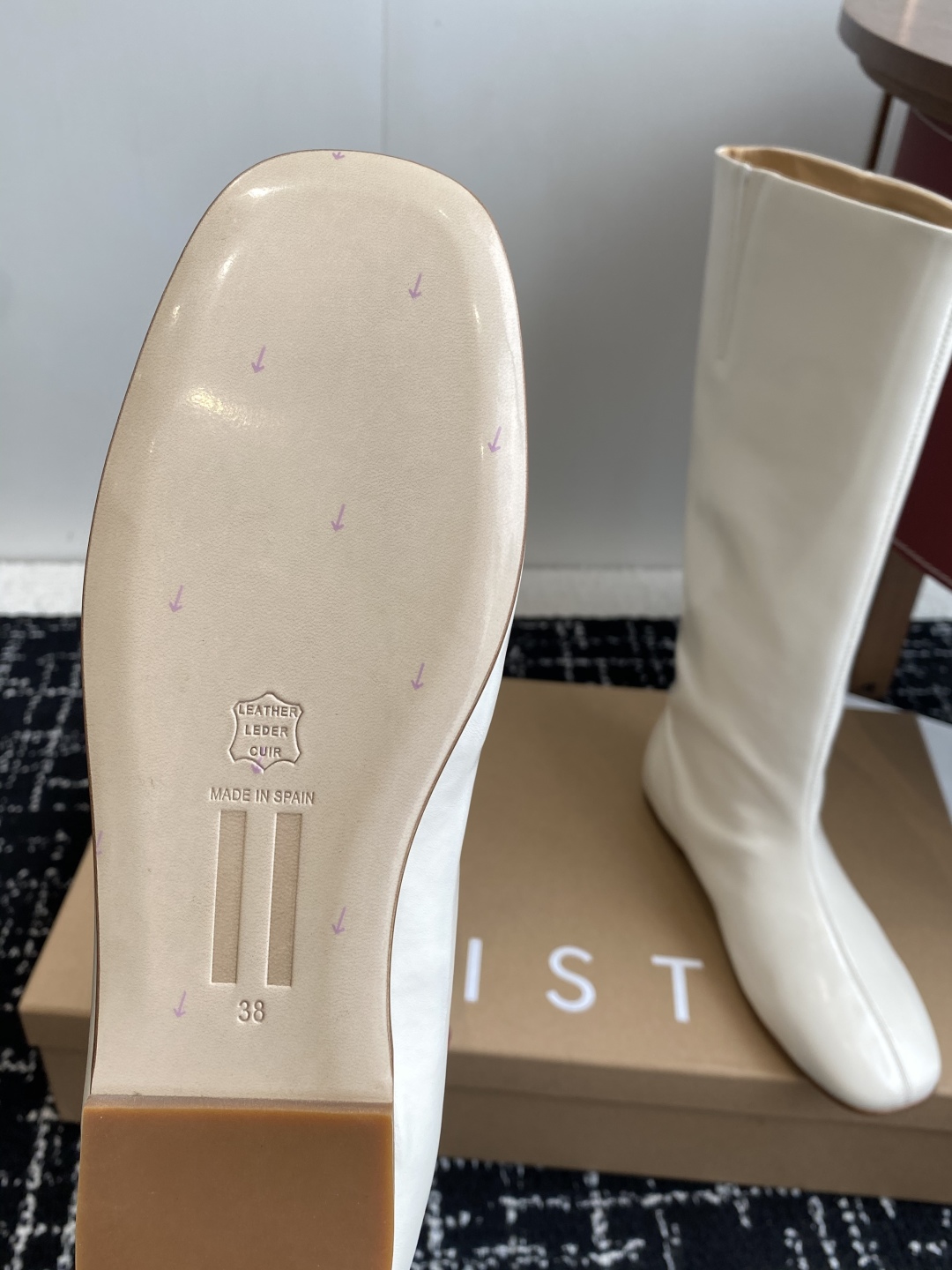 代购级
Miista 25ss 秋冬新款 意大利 品牌 做旧机车靴 

穿搭灵感双手奉上~ 小羊皮材质超