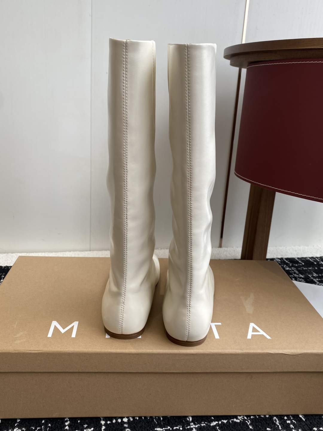 代购级
Miista 25ss 秋冬新款 意大利 品牌 做旧机车靴 

穿搭灵感双手奉上~ 小羊皮材质超