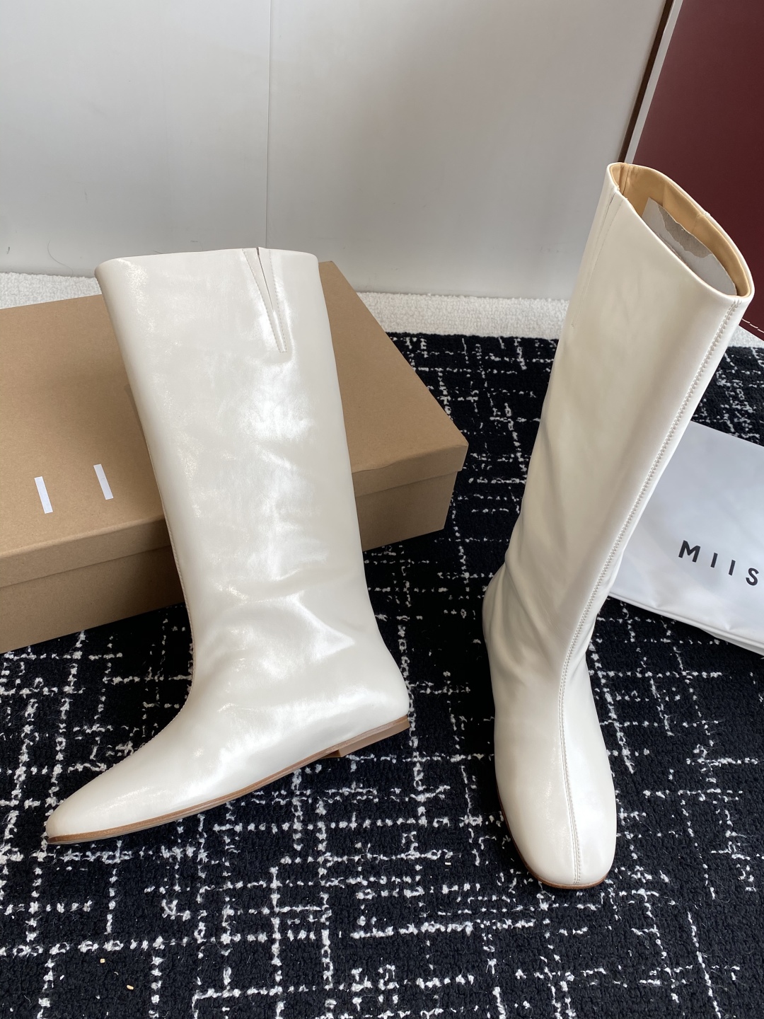 代购级
Miista 25ss 秋冬新款 意大利 品牌 做旧机车靴 

穿搭灵感双手奉上~ 小羊皮材质超