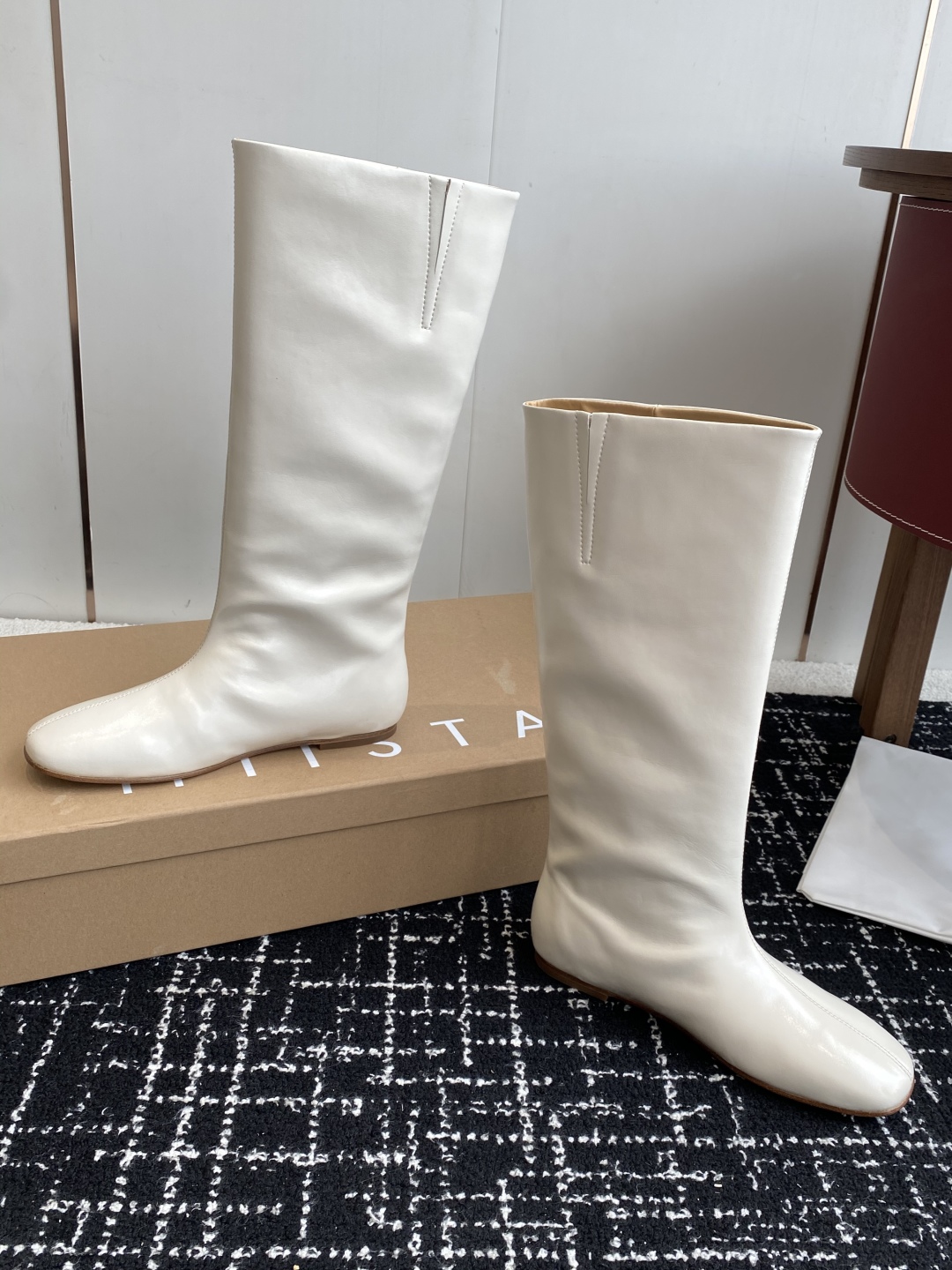 代购级
Miista 25ss 秋冬新款 意大利 品牌 做旧机车靴 

穿搭灵感双手奉上~ 小羊皮材质超