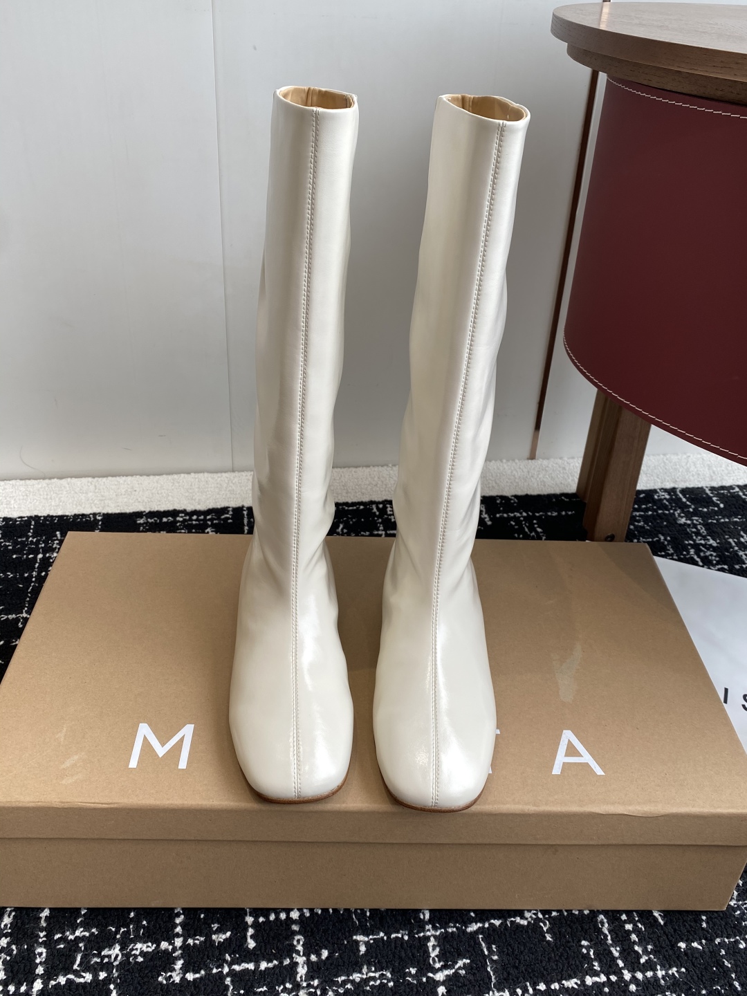 代购级
Miista 25ss 秋冬新款 意大利 品牌 做旧机车靴 

穿搭灵感双手奉上~ 小羊皮材质超