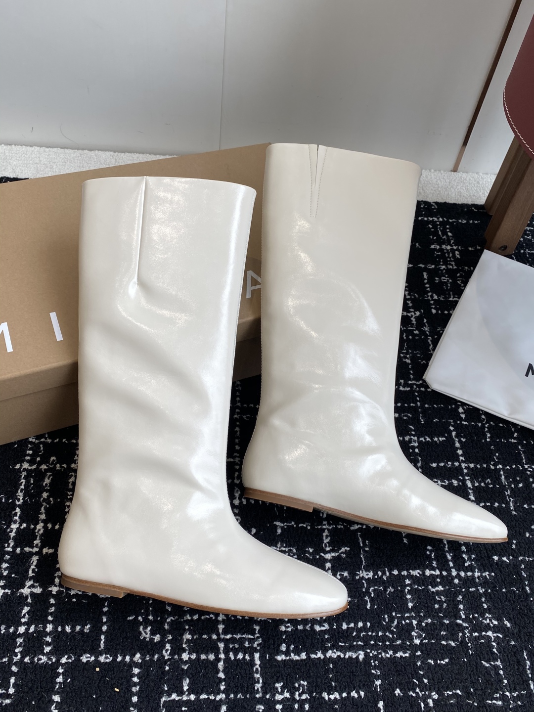 代购级
Miista 25ss 秋冬新款 意大利 品牌 做旧机车靴 

穿搭灵感双手奉上~ 小羊皮材质超