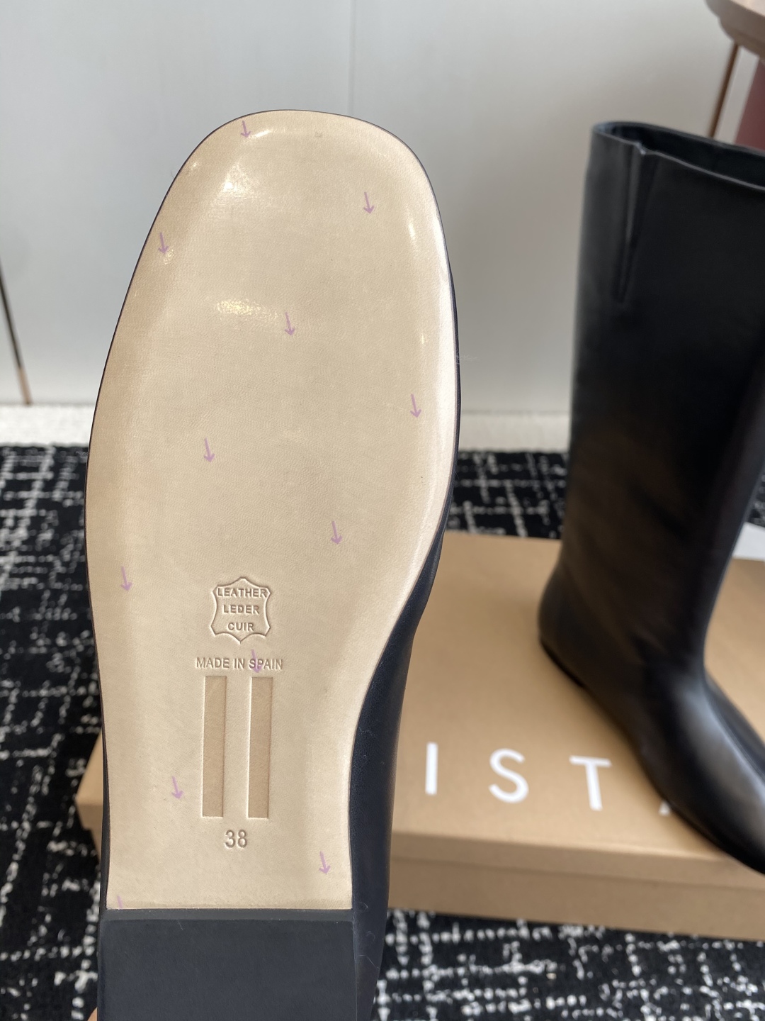 代购级
Miista 25ss 秋冬新款 意大利 品牌 做旧机车靴 

穿搭灵感双手奉上~ 小羊皮材质超