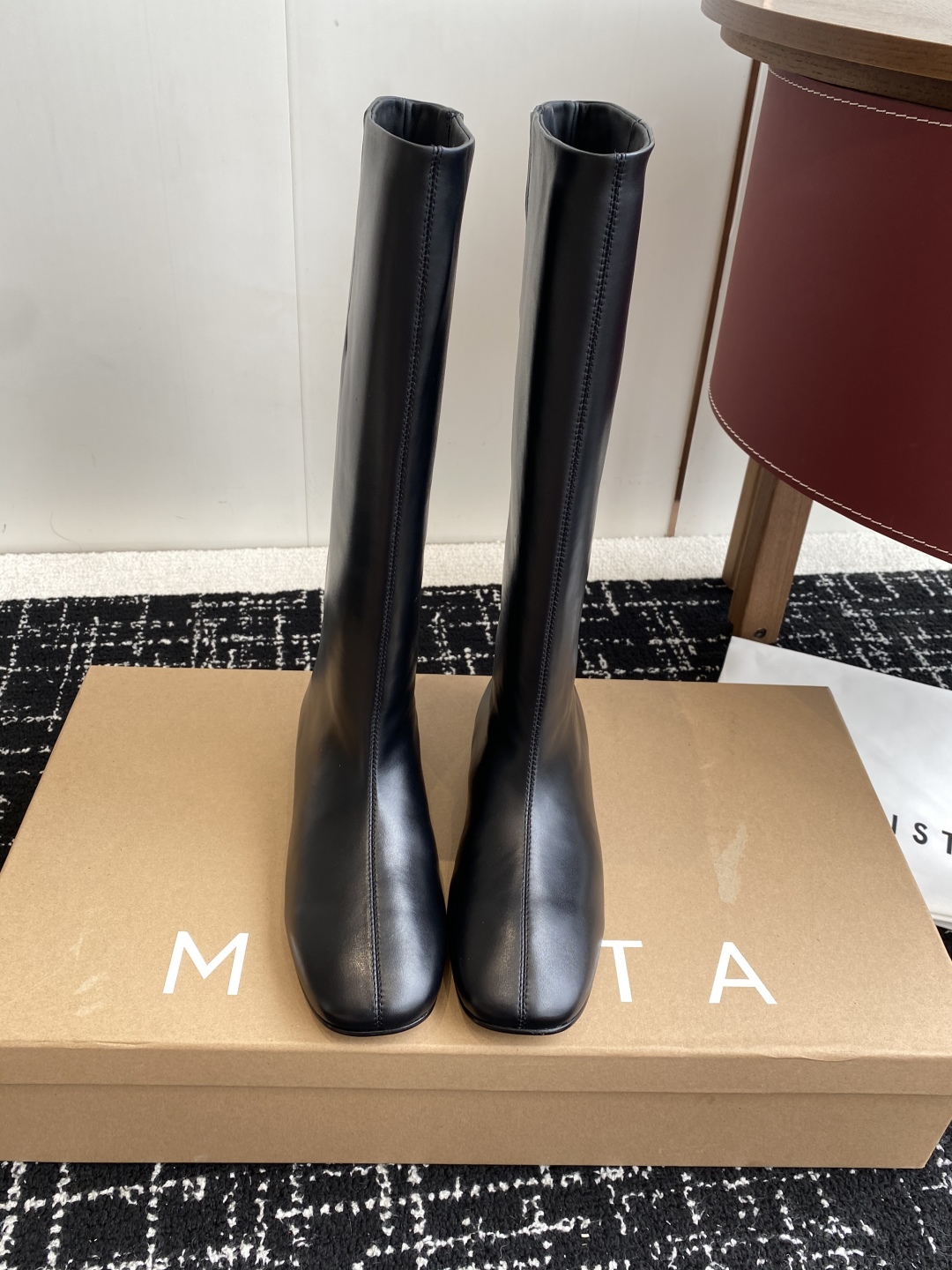 代购级
Miista 25ss 秋冬新款 意大利 品牌 做旧机车靴 

穿搭灵感双手奉上~ 小羊皮材质超