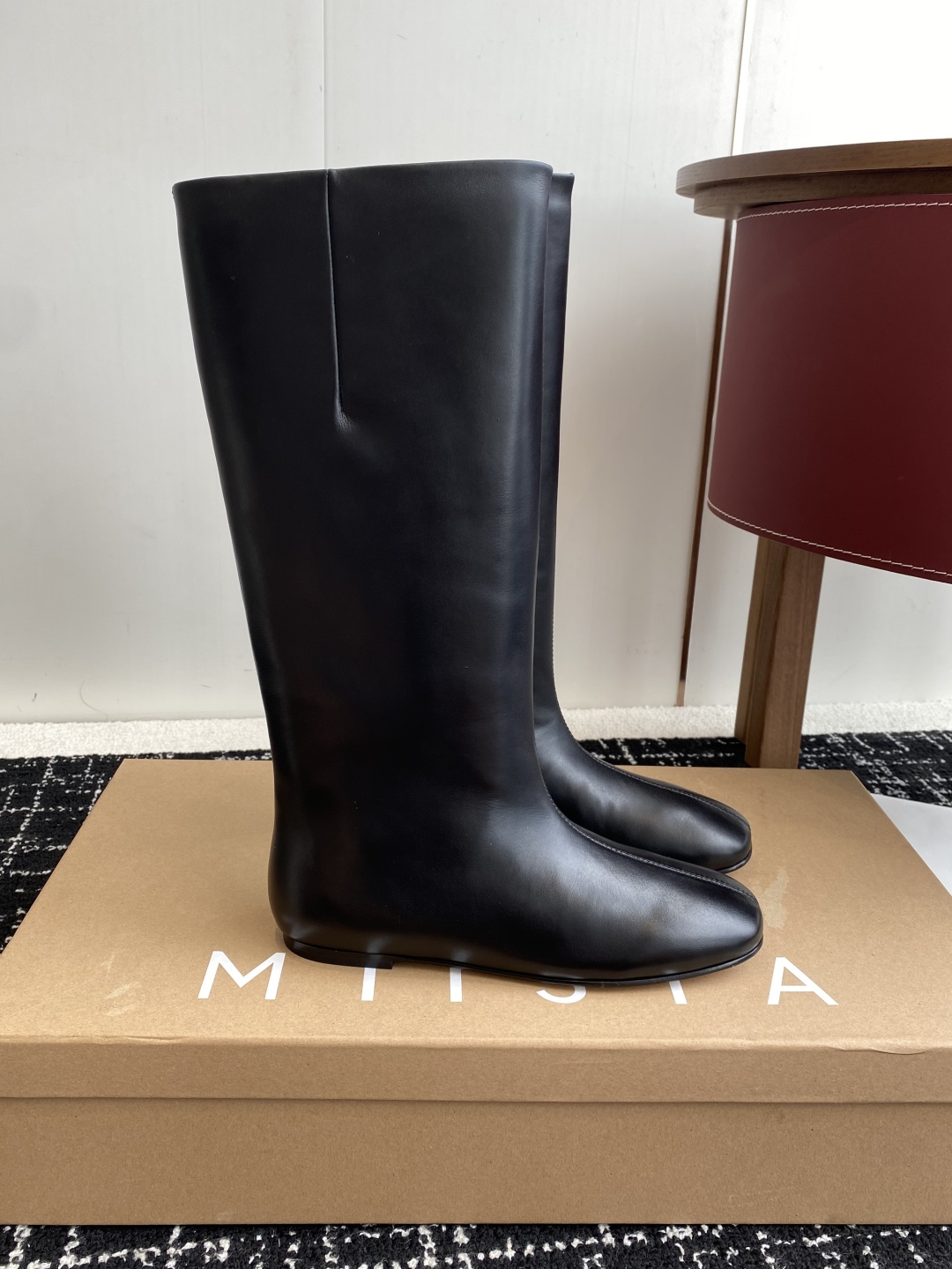 代购级
Miista 25ss 秋冬新款 意大利 品牌 做旧机车靴 

穿搭灵感双手奉上~ 小羊皮材质超