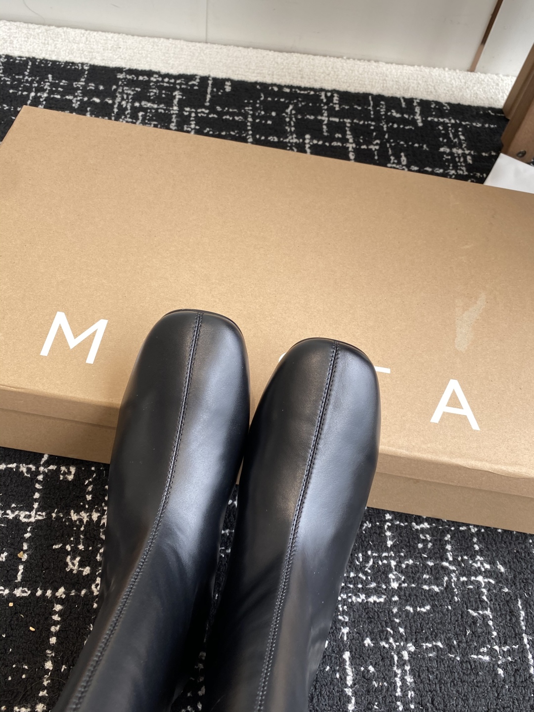 代购级
Miista 25ss 秋冬新款 意大利 品牌 做旧机车靴 

穿搭灵感双手奉上~ 小羊皮材质超