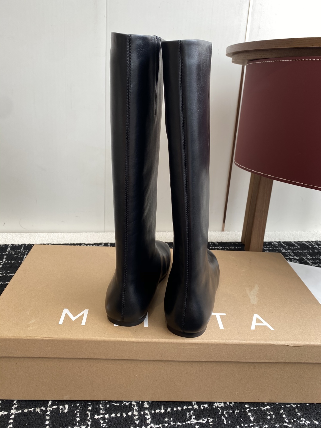 代购级
Miista 25ss 秋冬新款 意大利 品牌 做旧机车靴 

穿搭灵感双手奉上~ 小羊皮材质超