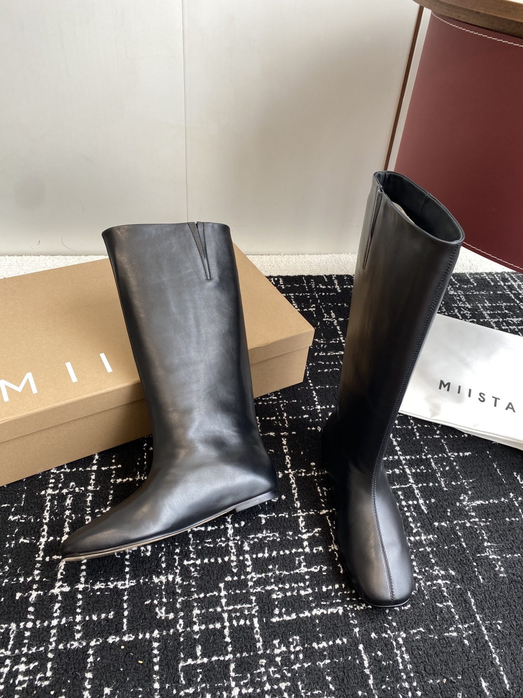代购级
Miista 25ss 秋冬新款 意大利 品牌 做旧机车靴 

穿搭灵感双手奉上~ 小羊皮材质超