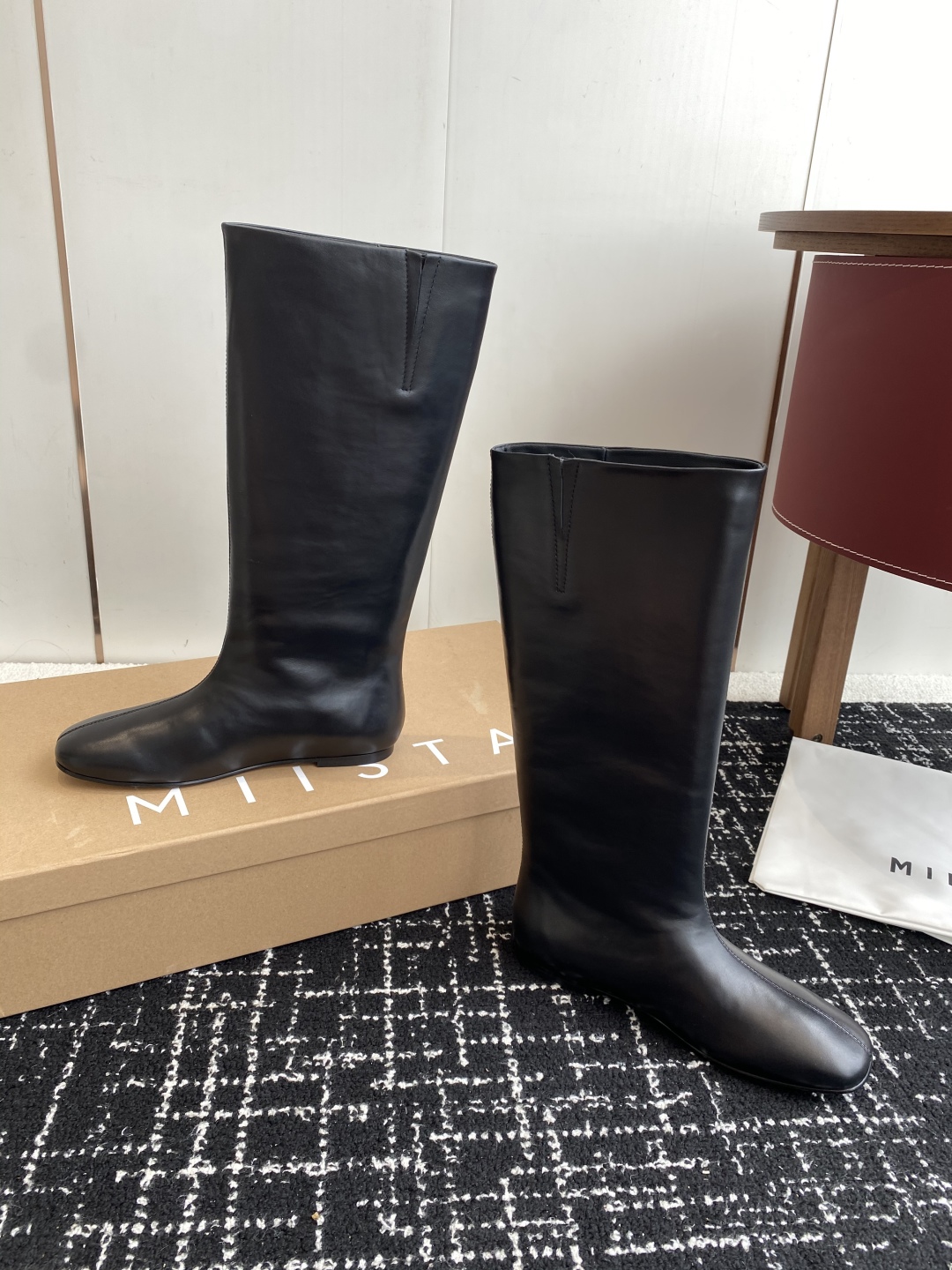 代购级
Miista 25ss 秋冬新款 意大利 品牌 做旧机车靴 

穿搭灵感双手奉上~ 小羊皮材质超