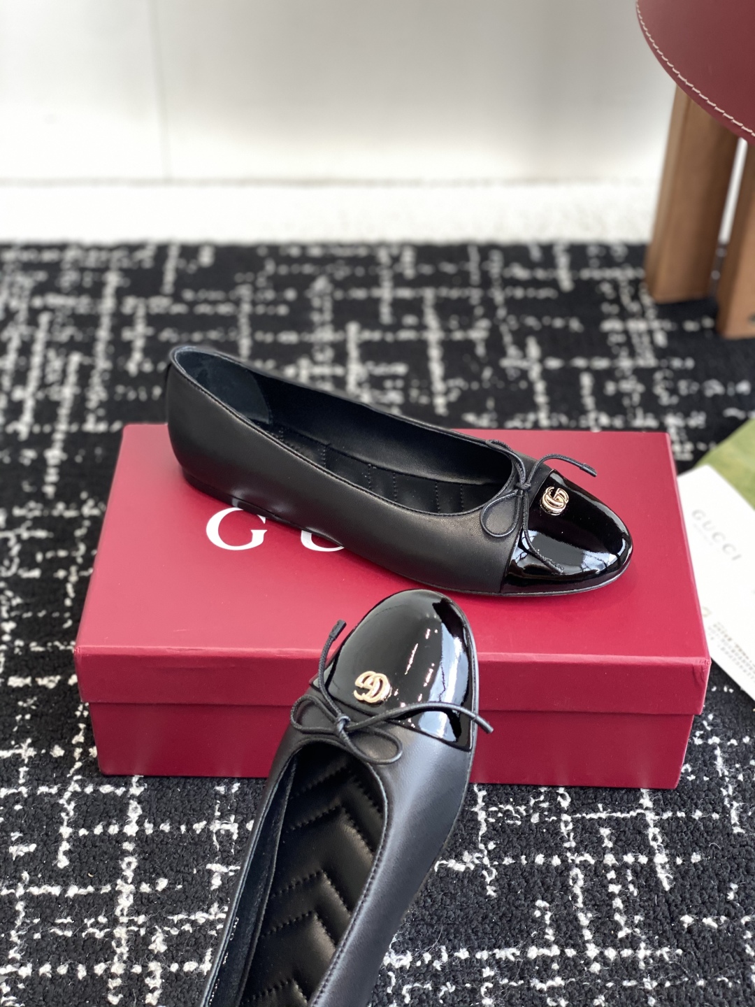 代购级
Gucci 25ss 春夏新款 蝴蝶结芭蕾舞鞋 平跟钻石V纹刺绣内底芭蕾鞋蝴蝶结小双G扣新款小圆