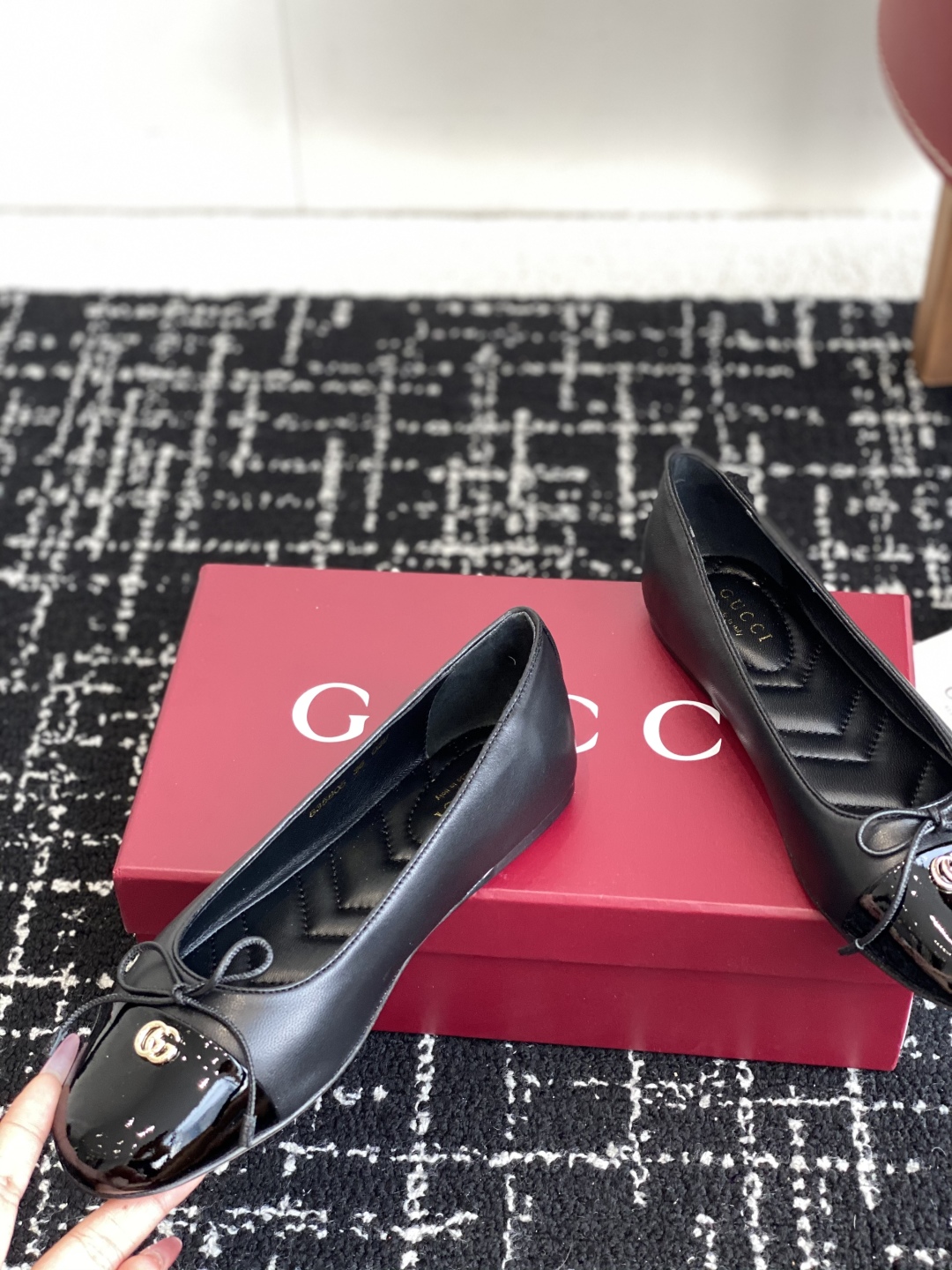 代购级
Gucci 25ss 春夏新款 蝴蝶结芭蕾舞鞋 平跟钻石V纹刺绣内底芭蕾鞋蝴蝶结小双G扣新款小圆