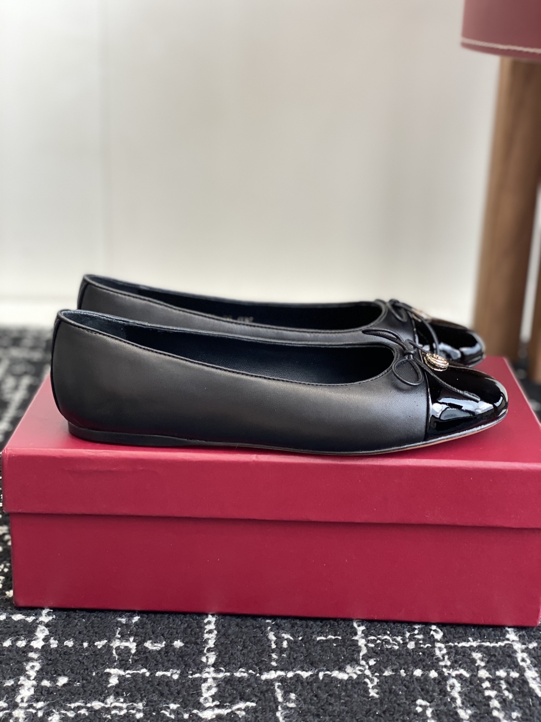 代购级
Gucci 25ss 春夏新款 蝴蝶结芭蕾舞鞋 平跟钻石V纹刺绣内底芭蕾鞋蝴蝶结小双G扣新款小圆