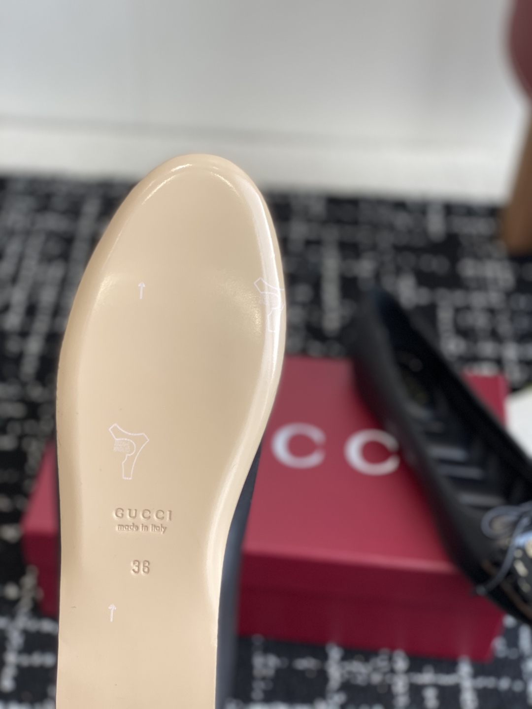 代购级
Gucci 25ss 春夏新款 蝴蝶结芭蕾舞鞋 平跟钻石V纹刺绣内底芭蕾鞋蝴蝶结小双G扣新款小圆