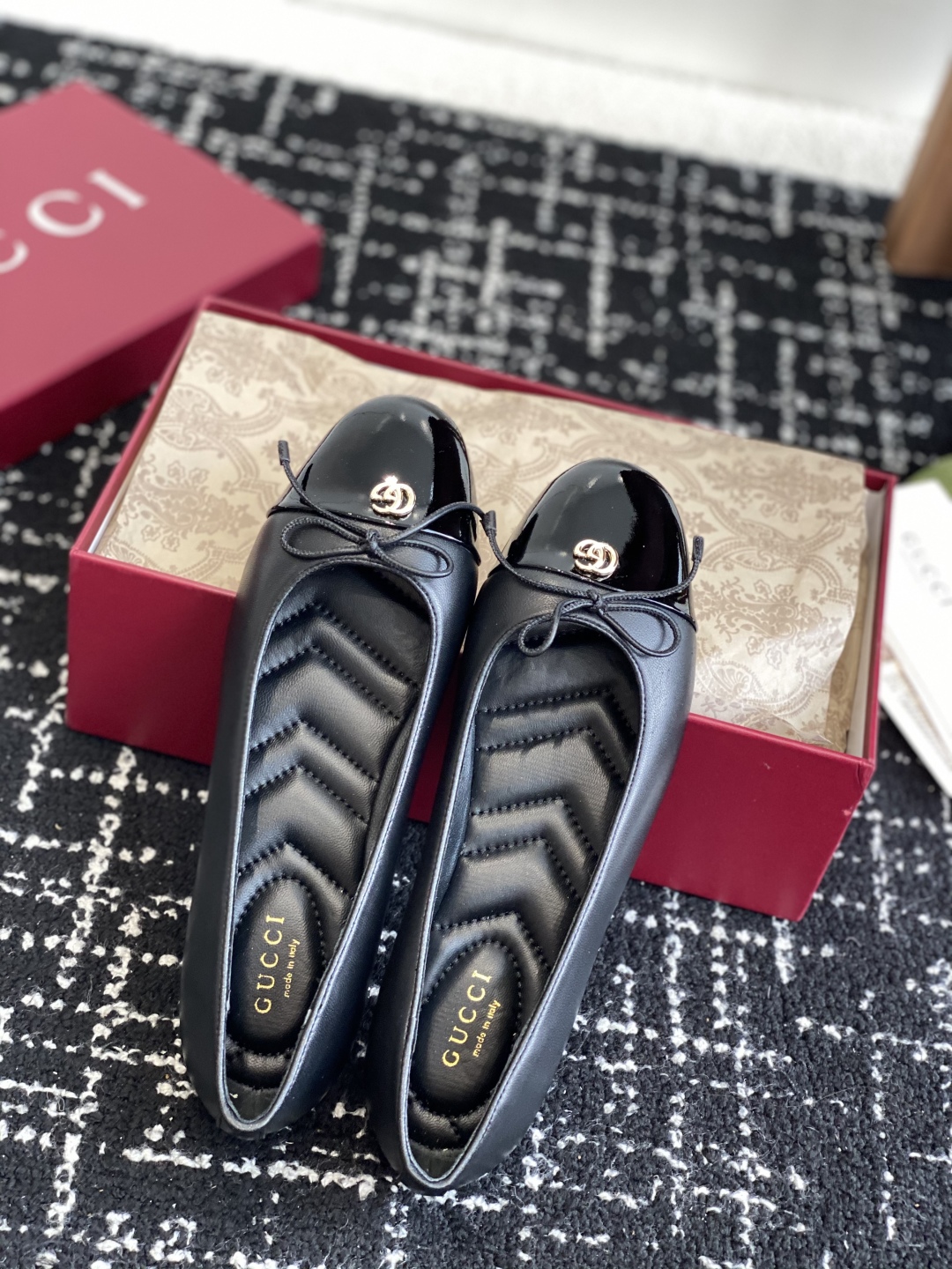 代购级
Gucci 25ss 春夏新款 蝴蝶结芭蕾舞鞋 平跟钻石V纹刺绣内底芭蕾鞋蝴蝶结小双G扣新款小圆
