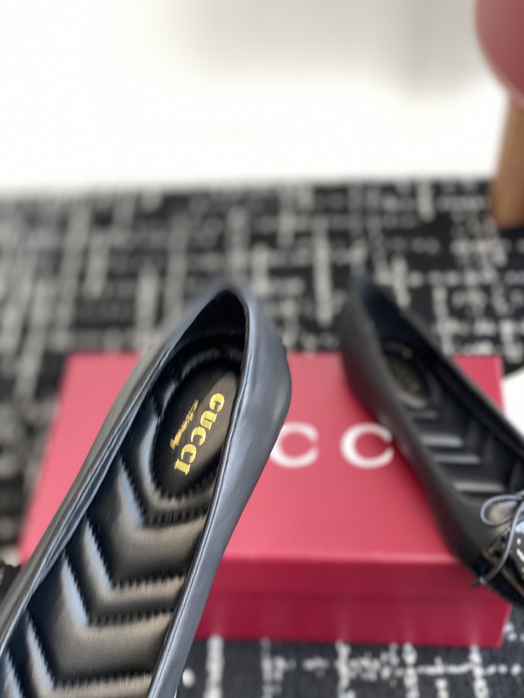 代购级
Gucci 25ss 春夏新款 蝴蝶结芭蕾舞鞋 平跟钻石V纹刺绣内底芭蕾鞋蝴蝶结小双G扣新款小圆