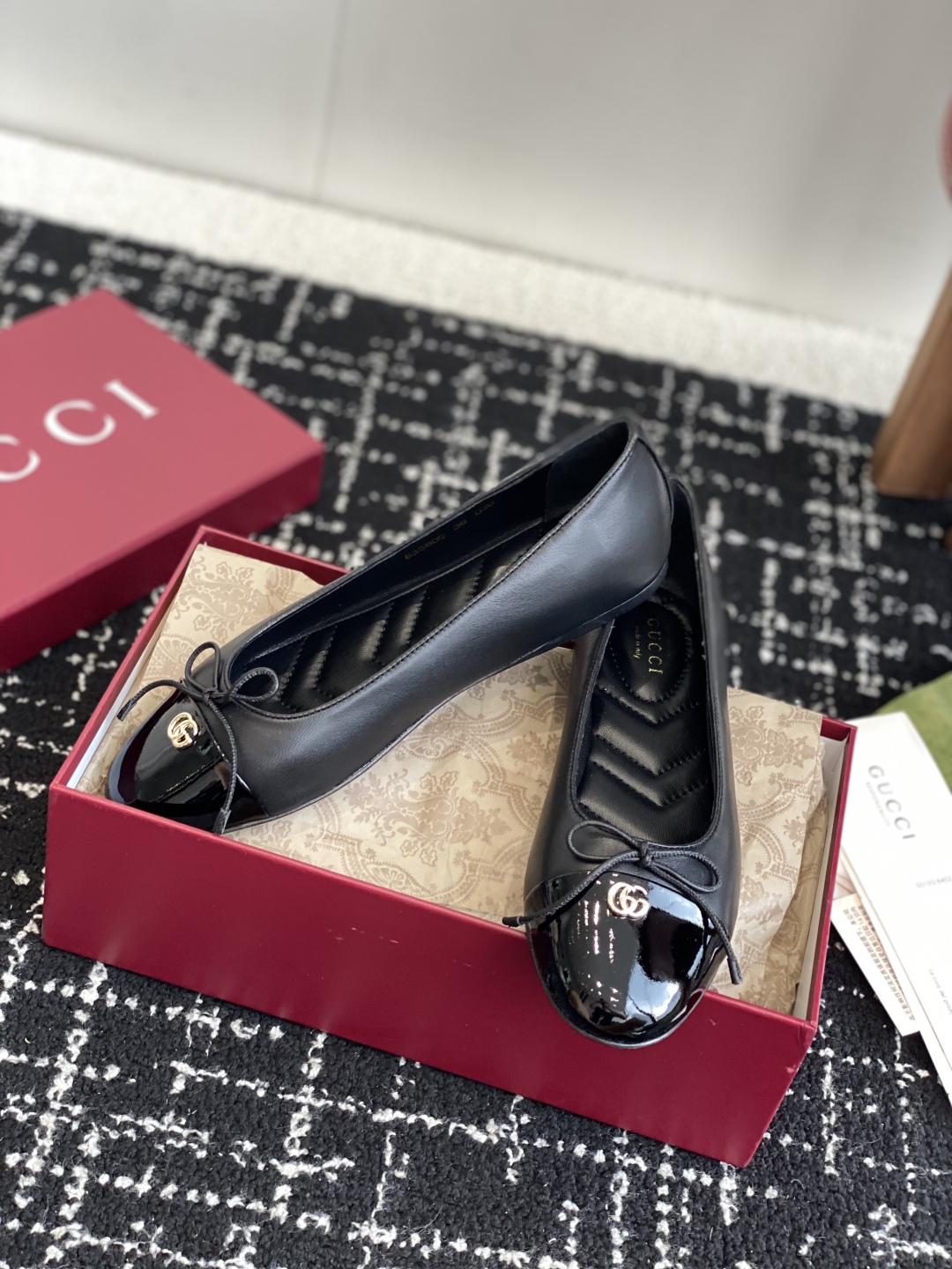 代购级
Gucci 25ss 春夏新款 蝴蝶结芭蕾舞鞋 平跟钻石V纹刺绣内底芭蕾鞋蝴蝶结小双G扣新款小圆