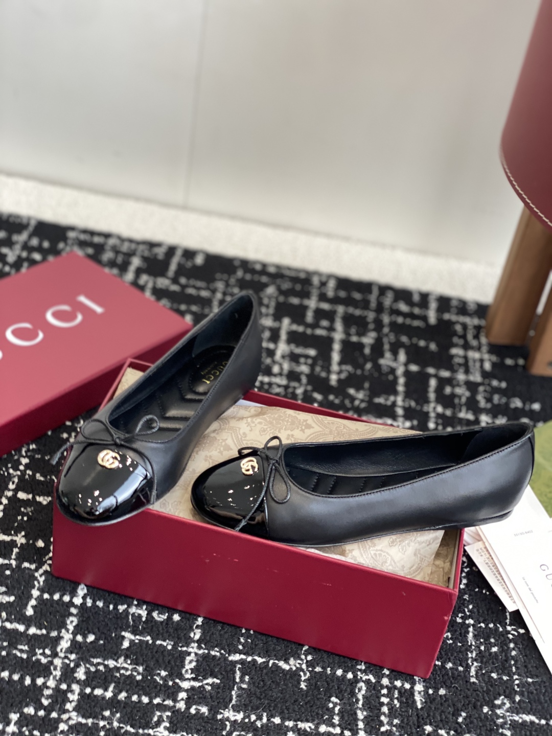 代购级
Gucci 25ss 春夏新款 蝴蝶结芭蕾舞鞋 平跟钻石V纹刺绣内底芭蕾鞋蝴蝶结小双G扣新款小圆