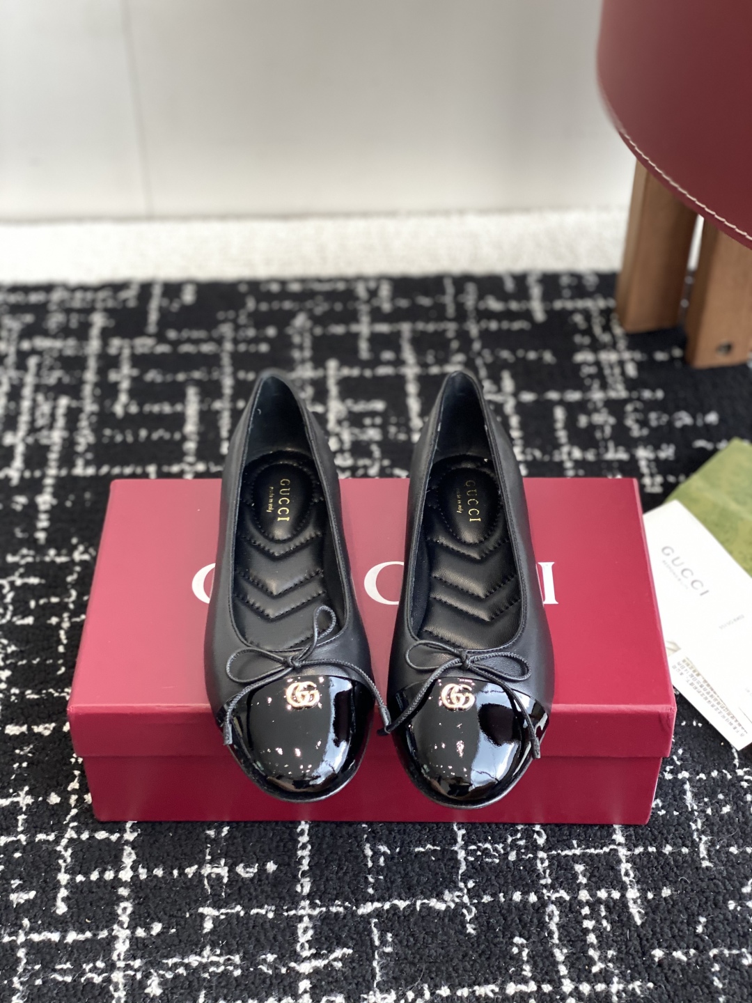 代购级
Gucci 25ss 春夏新款 蝴蝶结芭蕾舞鞋 平跟钻石V纹刺绣内底芭蕾鞋蝴蝶结小双G扣新款小圆
