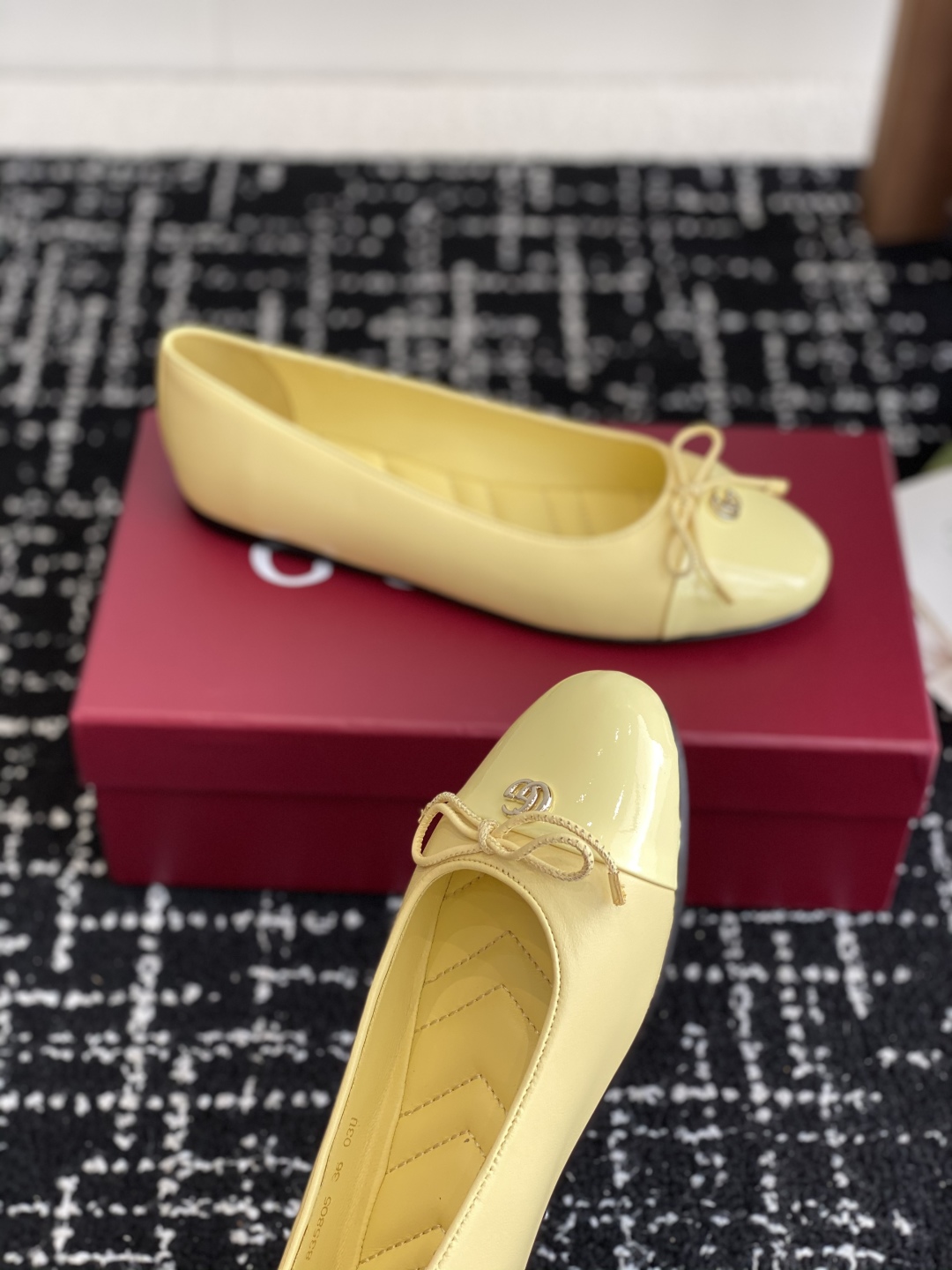 代购级
Gucci 25ss 春夏新款 蝴蝶结芭蕾舞鞋 平跟钻石V纹刺绣内底芭蕾鞋蝴蝶结小双G扣新款小圆