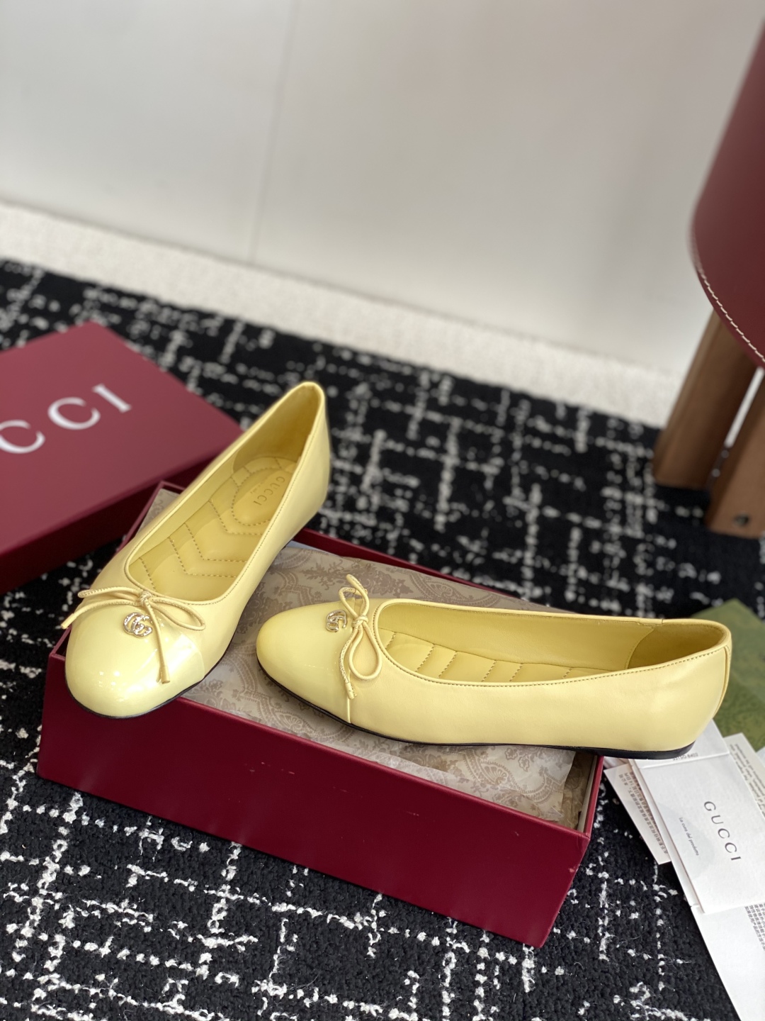 代购级
Gucci 25ss 春夏新款 蝴蝶结芭蕾舞鞋 平跟钻石V纹刺绣内底芭蕾鞋蝴蝶结小双G扣新款小圆