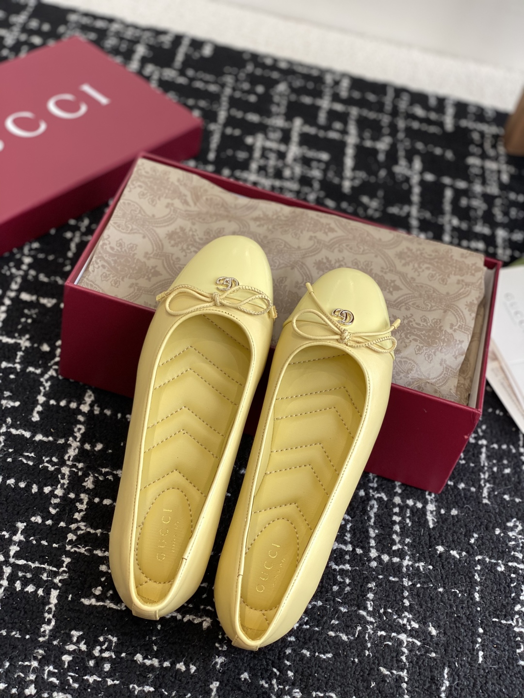 代购级
Gucci 25ss 春夏新款 蝴蝶结芭蕾舞鞋 平跟钻石V纹刺绣内底芭蕾鞋蝴蝶结小双G扣新款小圆
