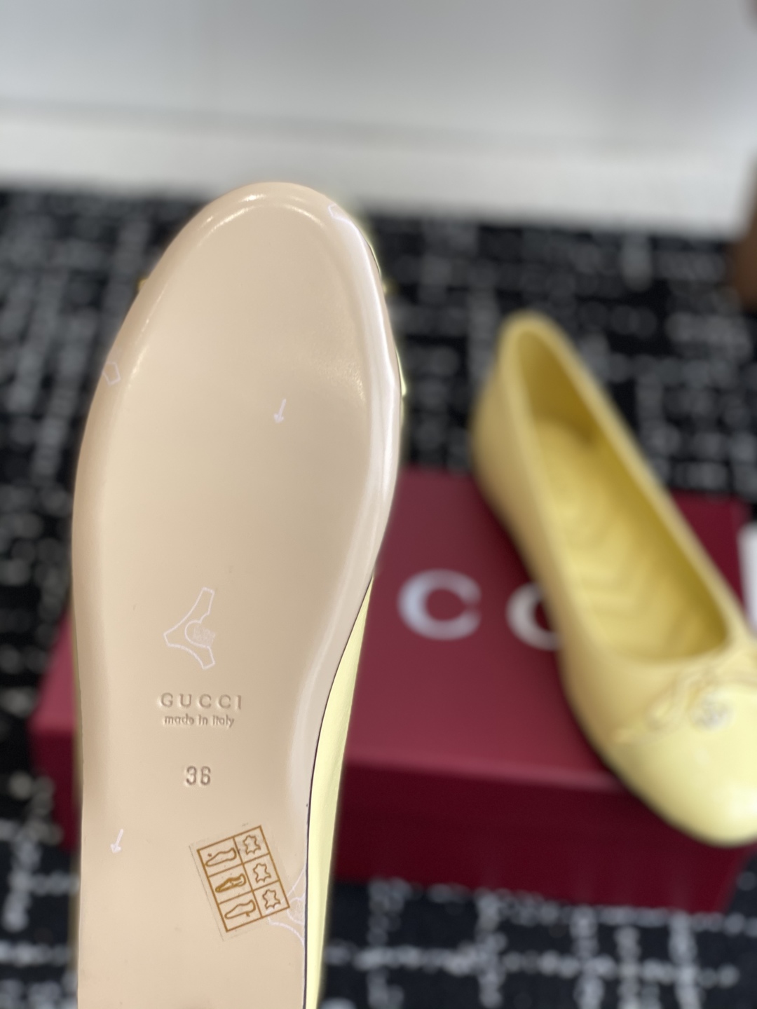 代购级
Gucci 25ss 春夏新款 蝴蝶结芭蕾舞鞋 平跟钻石V纹刺绣内底芭蕾鞋蝴蝶结小双G扣新款小圆