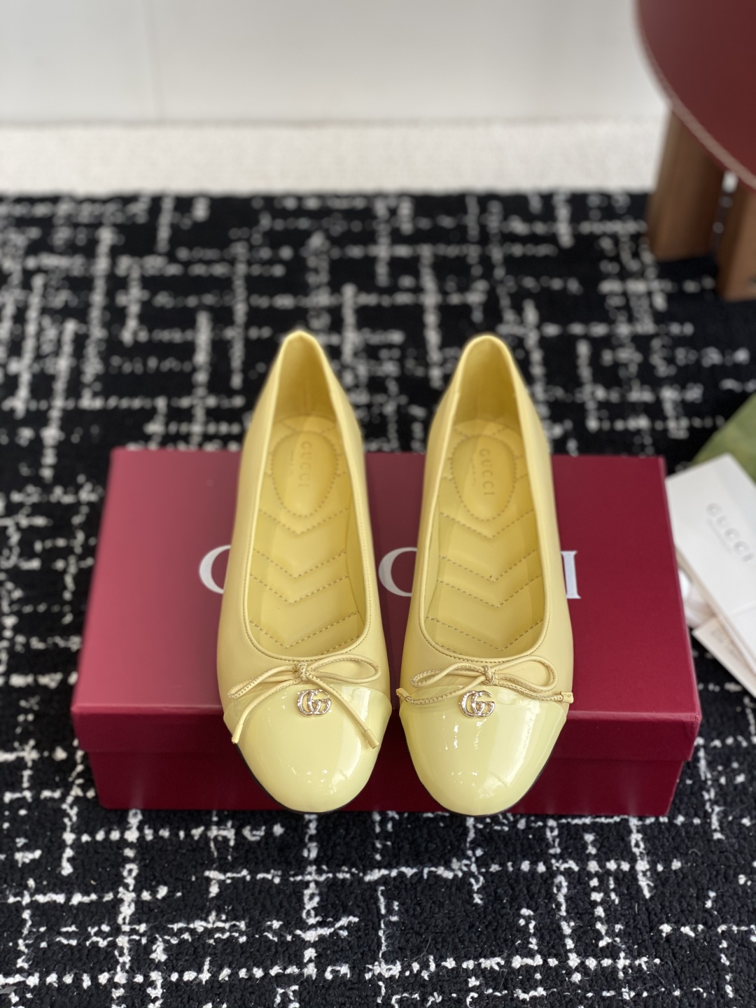 代购级
Gucci 25ss 春夏新款 蝴蝶结芭蕾舞鞋 平跟钻石V纹刺绣内底芭蕾鞋蝴蝶结小双G扣新款小圆