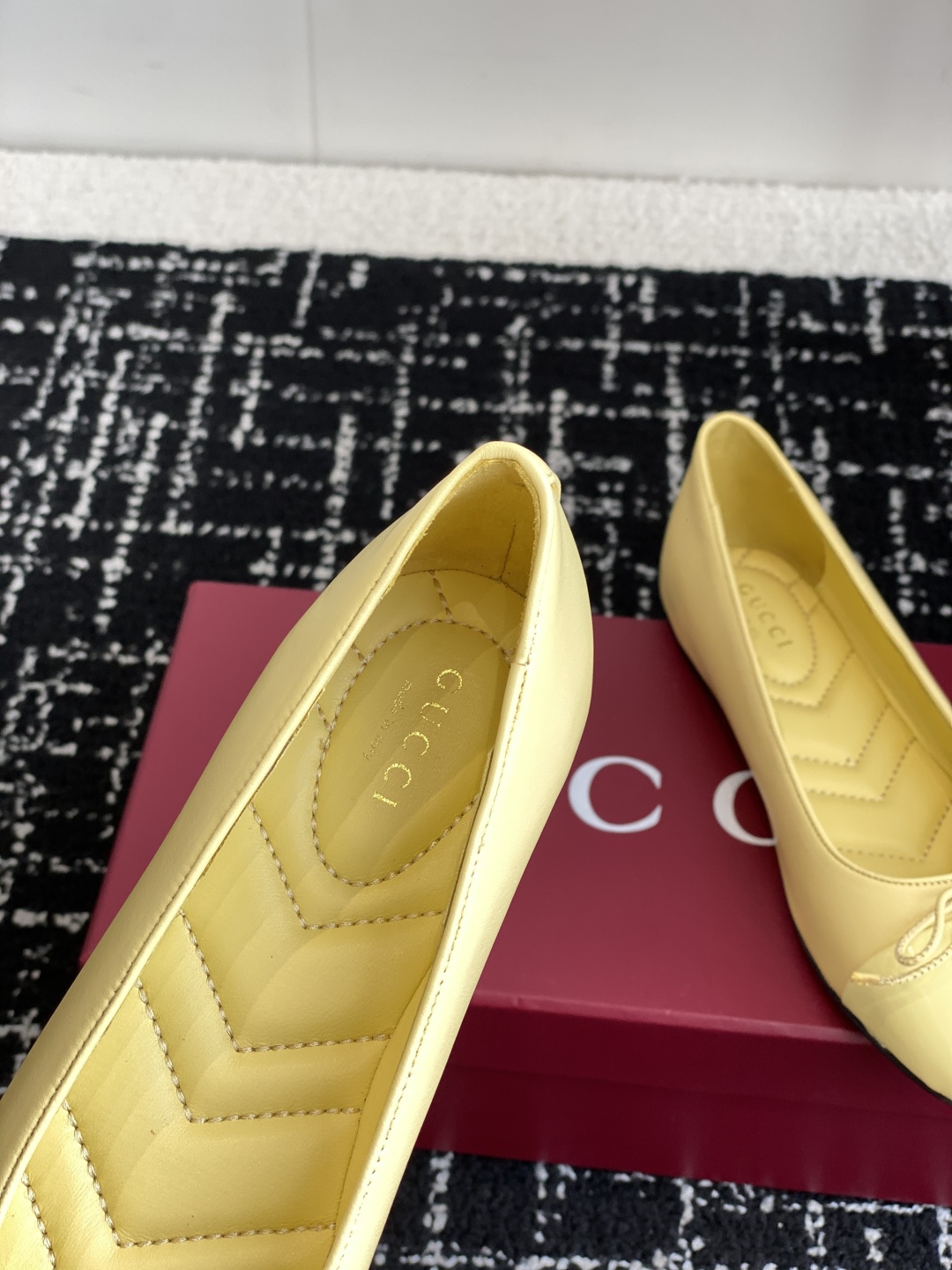 代购级
Gucci 25ss 春夏新款 蝴蝶结芭蕾舞鞋 平跟钻石V纹刺绣内底芭蕾鞋蝴蝶结小双G扣新款小圆