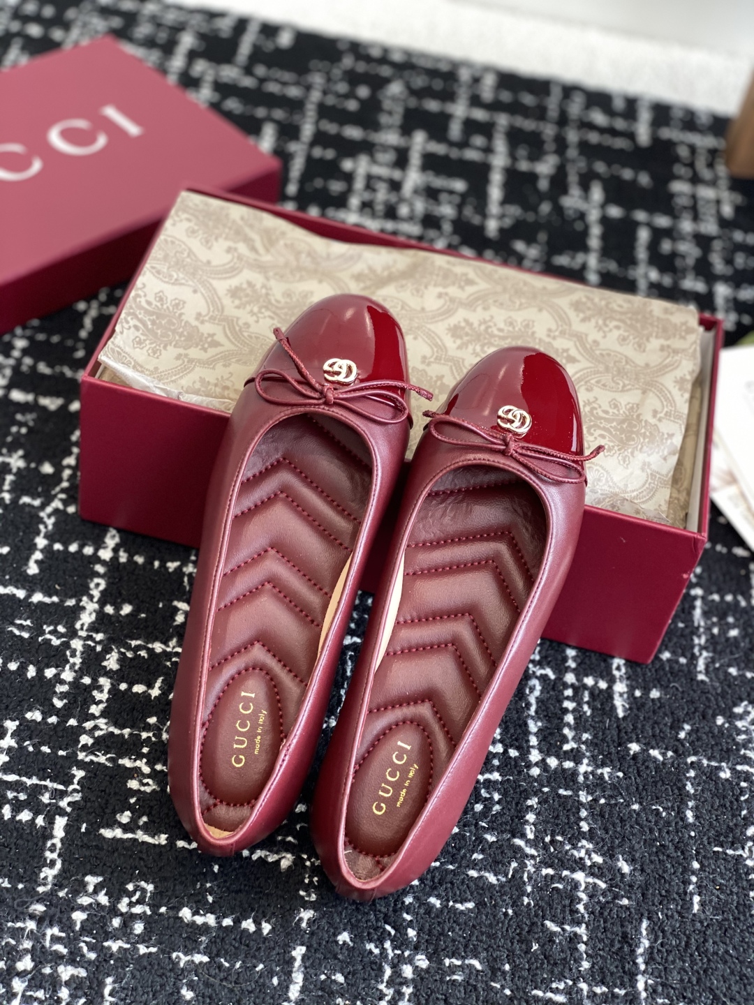 代购级
Gucci 25ss 春夏新款 蝴蝶结芭蕾舞鞋 平跟钻石V纹刺绣内底芭蕾鞋蝴蝶结小双G扣新款小圆