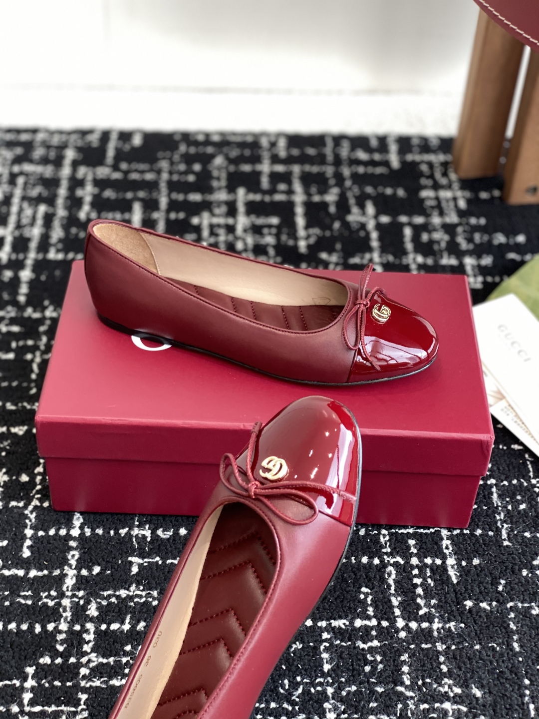 代购级
Gucci 25ss 春夏新款 蝴蝶结芭蕾舞鞋 平跟钻石V纹刺绣内底芭蕾鞋蝴蝶结小双G扣新款小圆