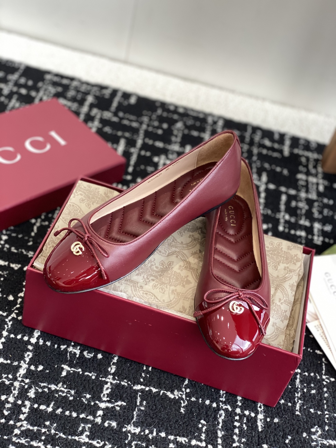 代购级
Gucci 25ss 春夏新款 蝴蝶结芭蕾舞鞋 平跟钻石V纹刺绣内底芭蕾鞋蝴蝶结小双G扣新款小圆