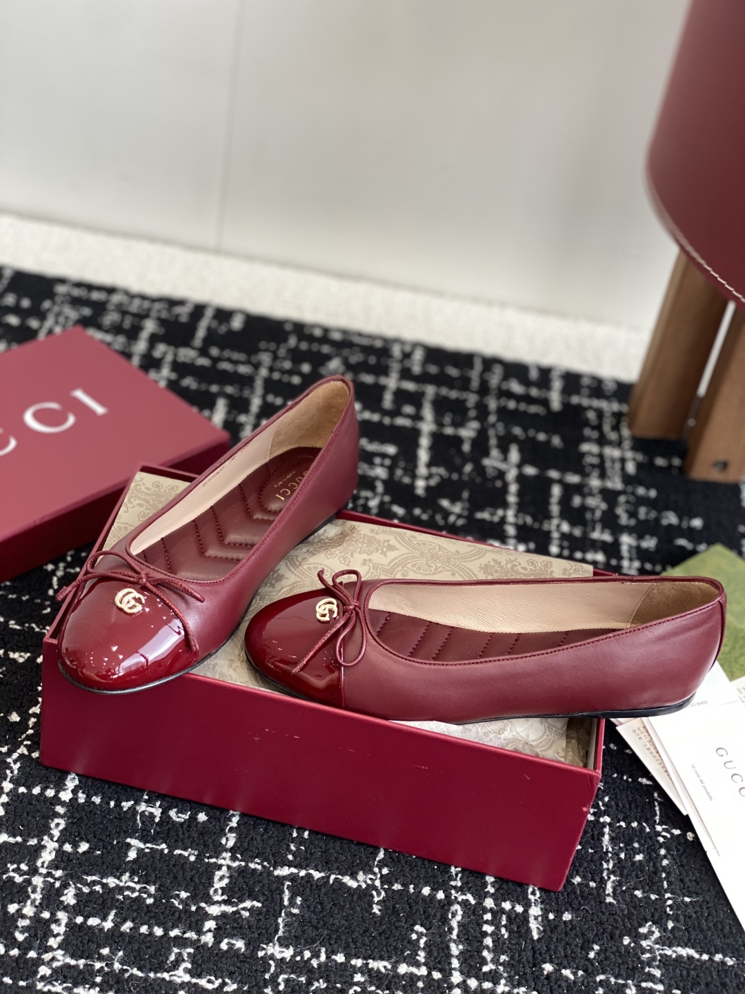 代购级
Gucci 25ss 春夏新款 蝴蝶结芭蕾舞鞋 平跟钻石V纹刺绣内底芭蕾鞋蝴蝶结小双G扣新款小圆