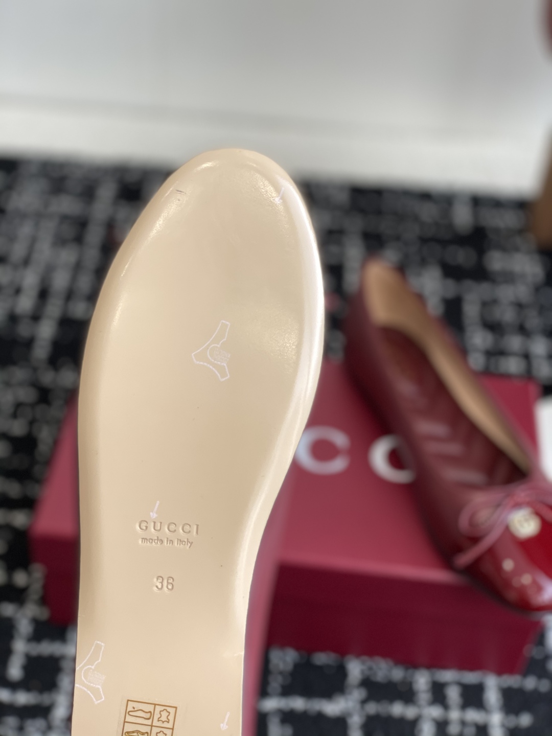 代购级
Gucci 25ss 春夏新款 蝴蝶结芭蕾舞鞋 平跟钻石V纹刺绣内底芭蕾鞋蝴蝶结小双G扣新款小圆