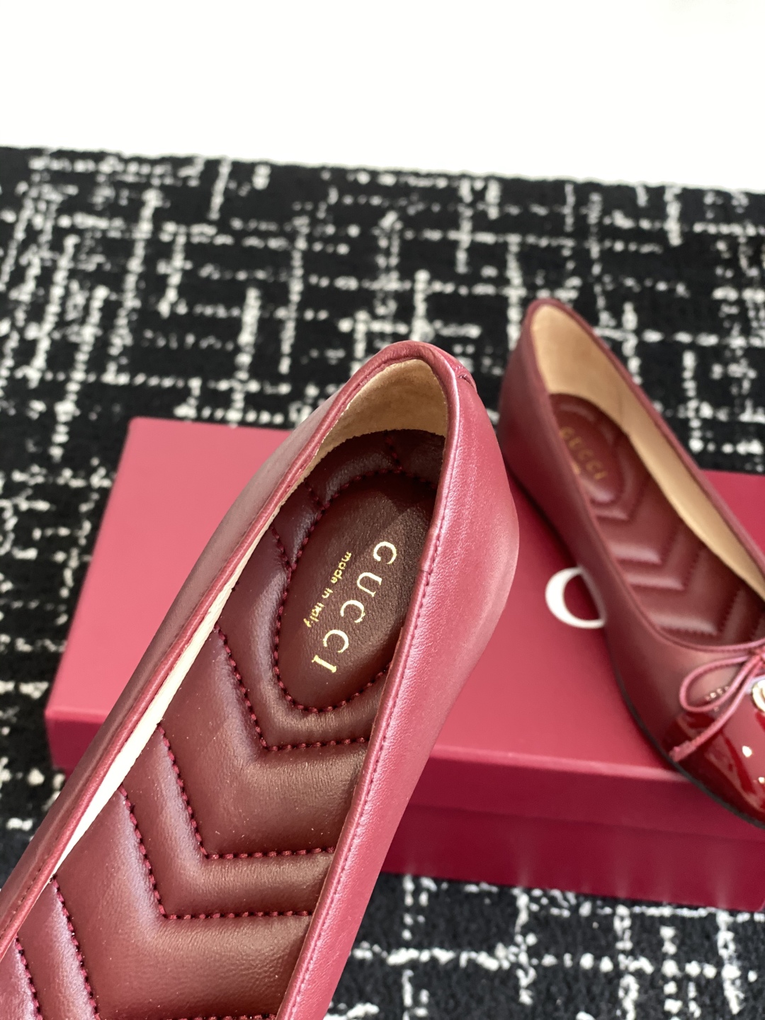 代购级
Gucci 25ss 春夏新款 蝴蝶结芭蕾舞鞋 平跟钻石V纹刺绣内底芭蕾鞋蝴蝶结小双G扣新款小圆