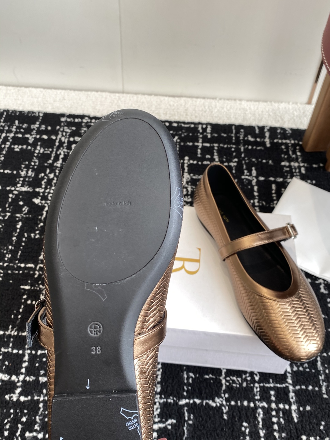 代购级
therow 2025  秋冬新品极简圆头 芭蕾舞 单鞋

The Row新一季的设计延续极简主