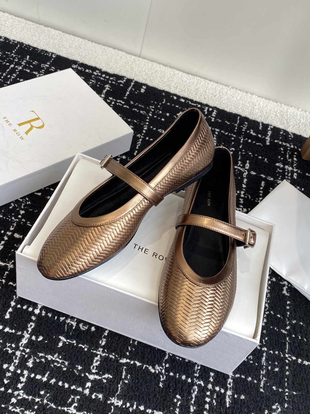 代购级
therow 2025  秋冬新品极简圆头 芭蕾舞 单鞋

The Row新一季的设计延续极简主