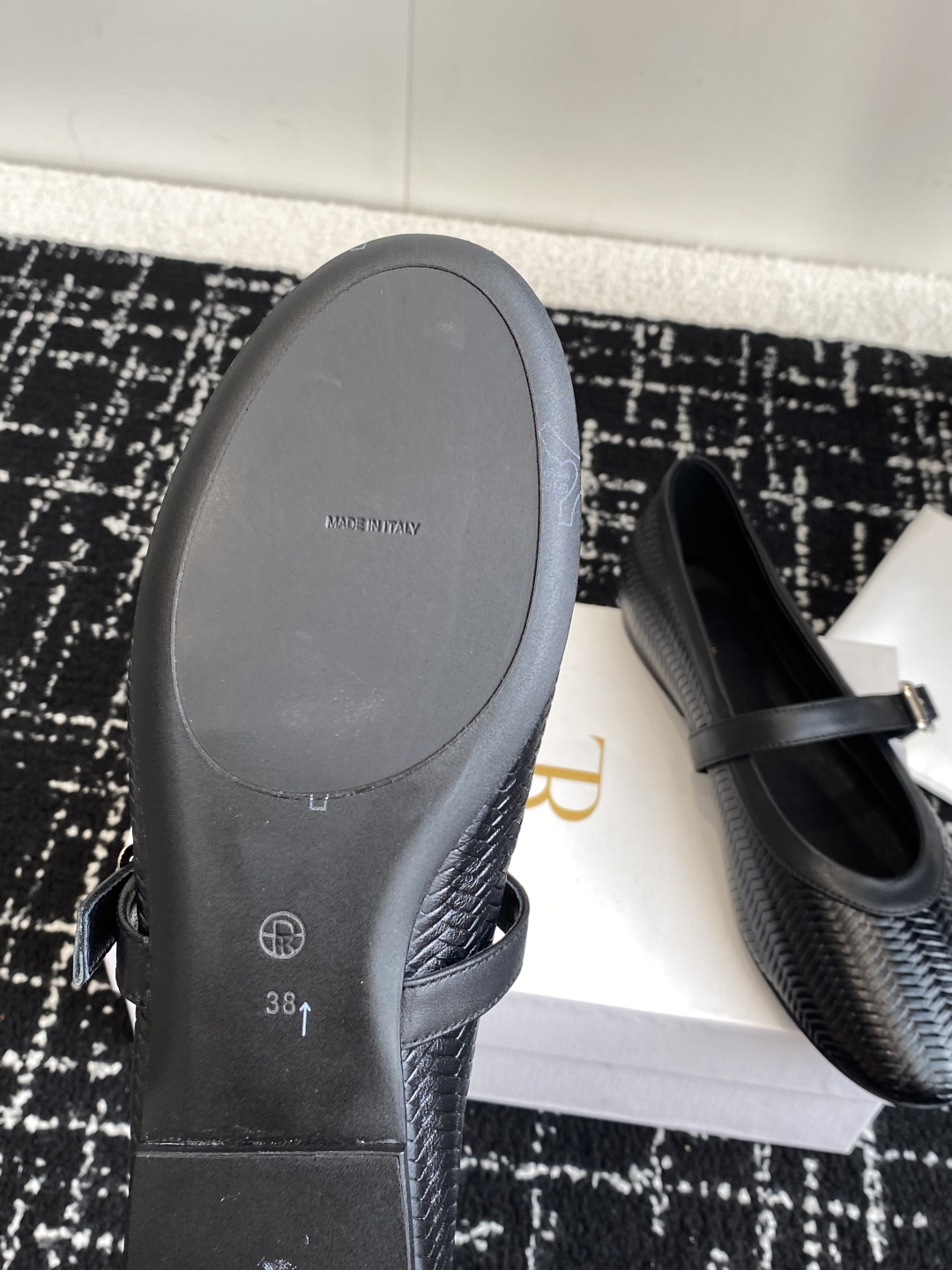 代购级
therow 2025  秋冬新品极简圆头 芭蕾舞 单鞋

The Row新一季的设计延续极简主