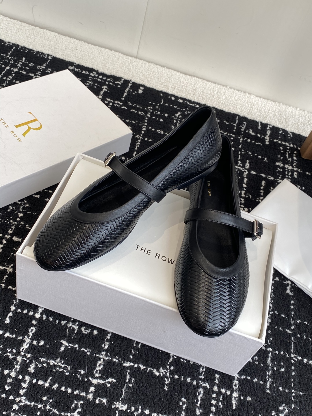 代购级
therow 2025  秋冬新品极简圆头 芭蕾舞 单鞋

The Row新一季的设计延续极简主