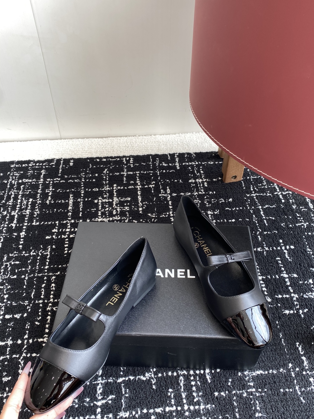 代购级
Chanel 25ss 春夏系列 玛丽珍 芭蕾舞鞋

非常火的蝴蝶结 设计手工车线非常耗时耗力
