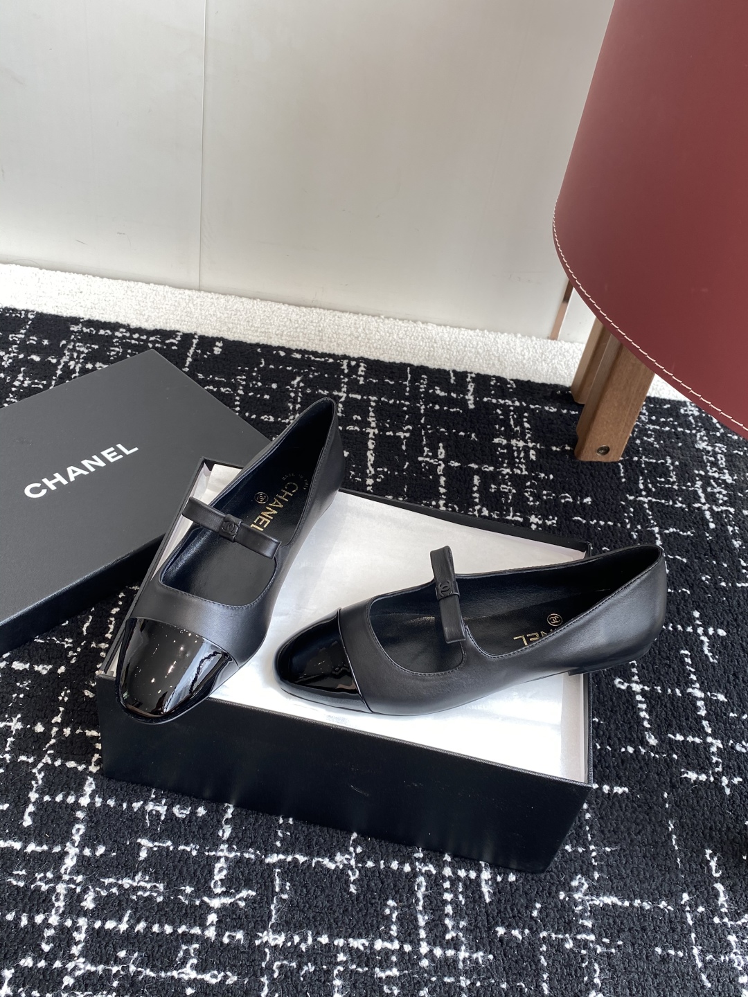 代购级
Chanel 25ss 春夏系列 玛丽珍 芭蕾舞鞋

非常火的蝴蝶结 设计手工车线非常耗时耗力
